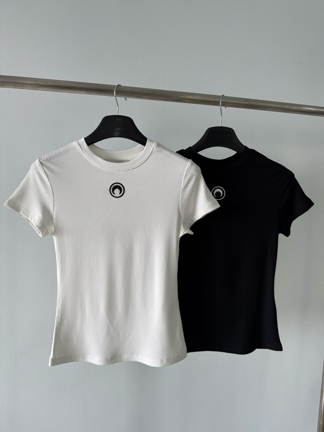 NO:307794,Marine serre Moon 2025 Spring and Summer New Embroidered Threaded Elastic Front Shoulder Short Sleeve T-shirt, Customized High-Stretch Pure Cotton Threaded Fabric, Soft and Delicate, Super High-Stretch, Super Invincible and Comfortable on the upper body!  We have made base shirts with this fabric for more than ten years. The repurchase rate, praise rate, no fading, no pilling, no deformation, good elasticity, good elasticity, can be worn for a long time!  , the classic style is really beautiful when everyone wears it. The temperament highlights the exquisite three-dimensional logo embroidery on the chest, making the overall look more high-end and pleasing!  It looks good with all kinds of skirts and pants!  You won’t go wrong with comfortable and practical wear and daily commuting!  SML, skirts, T-shirt, tees, t-shirt, alexander wang19860909Marine serre 月亮 2025 春夏新款 刺绣螺纹弹力正肩短袖T恤,定制的高弹力纯棉螺纹面料,柔软细腻,超高弹力,上身超级无敌舒服！我们用这个面料做了十几年的打底衫了,回购率,好评率,不掉色不褪色,不起球不变形,弹力大回弹力好,一件打底衫可以穿好久好久！,经典款真的是谁穿都美的气质凸显不是一点半点、胸前精致立体的小Logo刺绣点缀,使整体更加高级耐看！搭配各种裙裤都好看的！舒适实穿、日常通勤都不会出错！ 码数SML,,skirts,T-shirt,tees，t-shirt,alexander wang,Women's clothing