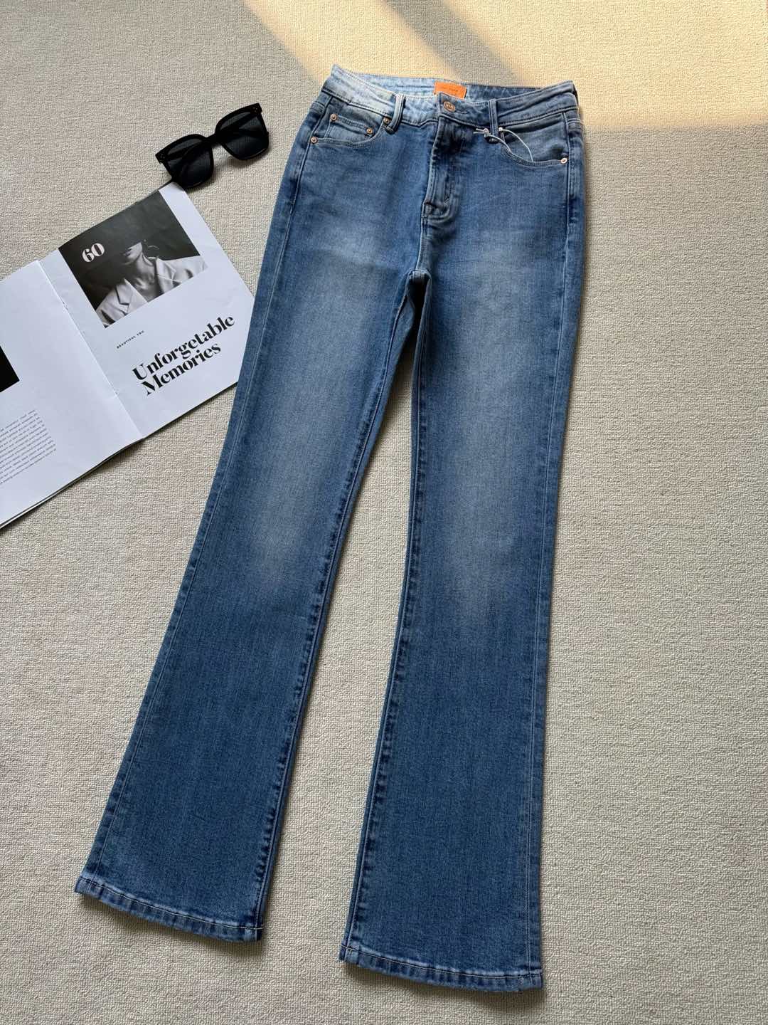 NO:297237,Mother 2025 early spring new style, light-colored denim pants!  The ceiling of jeans, the style of this pants is really wow! It is almost perfect! The denim fabric is made of environmentally friendly jeans imported from Turkey. It feels very good in the touch, is very elastic, and is very comfortable to wear, with a drooping and texture that will not wrinkle!  This type of pants starts from the knees and follows the direction of the thighs, with a slightly wider curve. The pants themselves are very restrained, so they are not exaggerated, which is slightly appropriate. This curve is very wonderful and can make the whole pants more inclusive. Beauties with non-stands of legs must enter!  The legs look long, thin and straight!  The length is just right, and tall and small people can wear it with confidence!  Super recommended!  Color blue smoke gray digit number 24-30, jeans,alexander wang19860909Mother 2025 早春新款 微喇浅色牛仔神裤！牛仔裤的天花板,这款裤子版型真的很哇塞!近乎完美型!牛仔面料选用土耳其进口的环保牛仔,手感特别好,弹力很大,穿着也特别舒服,有垂感有质感不会皱巴巴的！这种裤型是从膝盖开始,顺着大腿的方向,有一个微微往外阔的微喇弧度,裤子本身都是很内敛的所以她不会很夸张,是微微的恰当好处,这个弧度非常的妙,可以让整条裤子的包容性变得更高,腿不直的美女一定要入！显得腿又长又细又直！长度刚刚好,高个子小个子都可以放心大胆穿！超级超级推荐！ 颜色蓝色 烟灰色 码数24-30,,jeans,alexander wang,Women's clothing