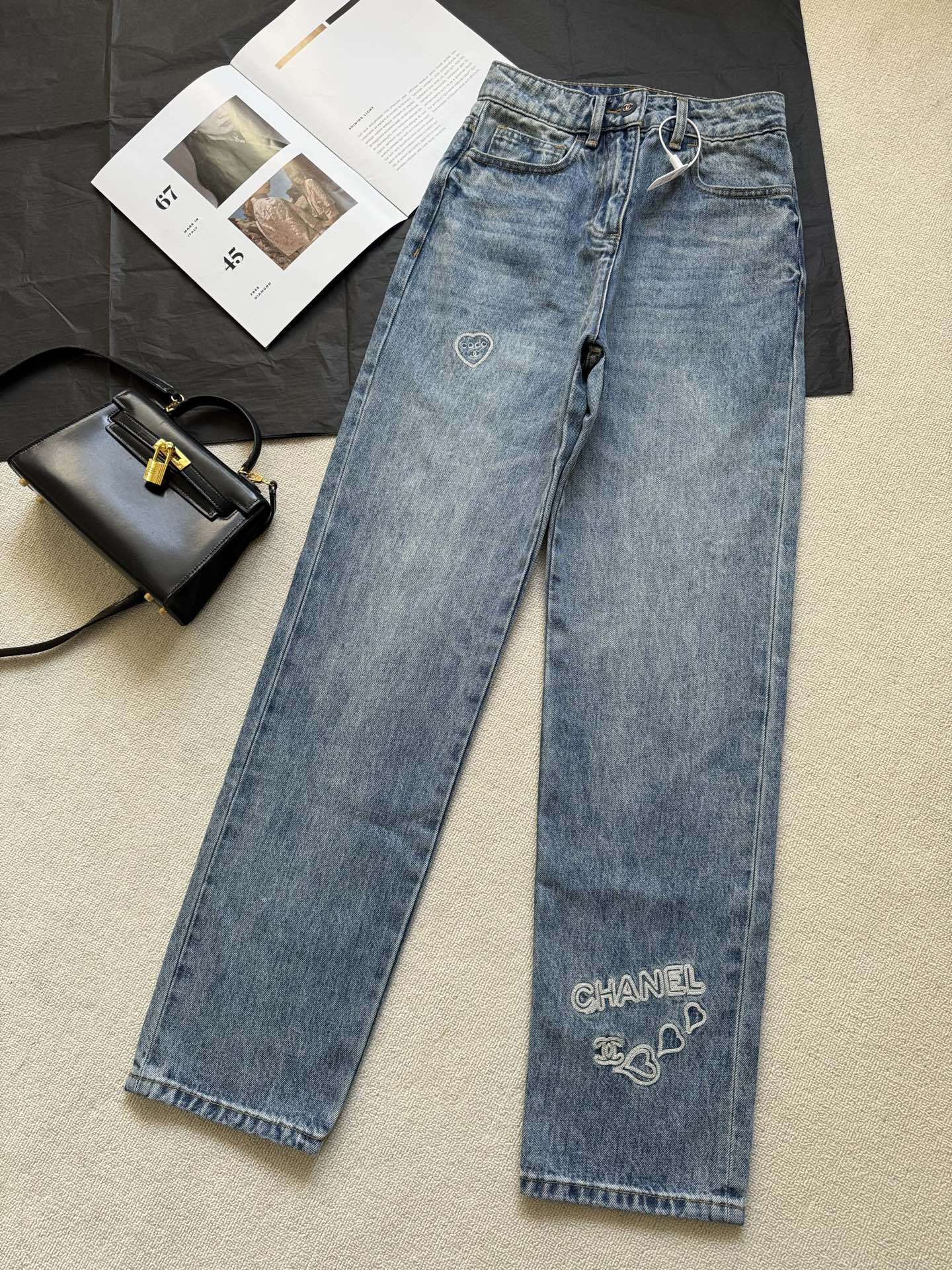 NO:315027,Chan*l 2025 New early spring style Four-leaf clover coco embroidered jeans, with various elements embroidered hollow design, heavy industry style, very in line with the small and exquisite high-end style. SML, chanel, jeans, alexander wang19860909Chan*l 2025 早春新款 四叶草coco刺绣牛仔裤,多种元素采用刺绣镂空设计,重工款,非常符合小香精致高级的格调 码数SML,,chanel,jeans,alexander wang,Women's clothing