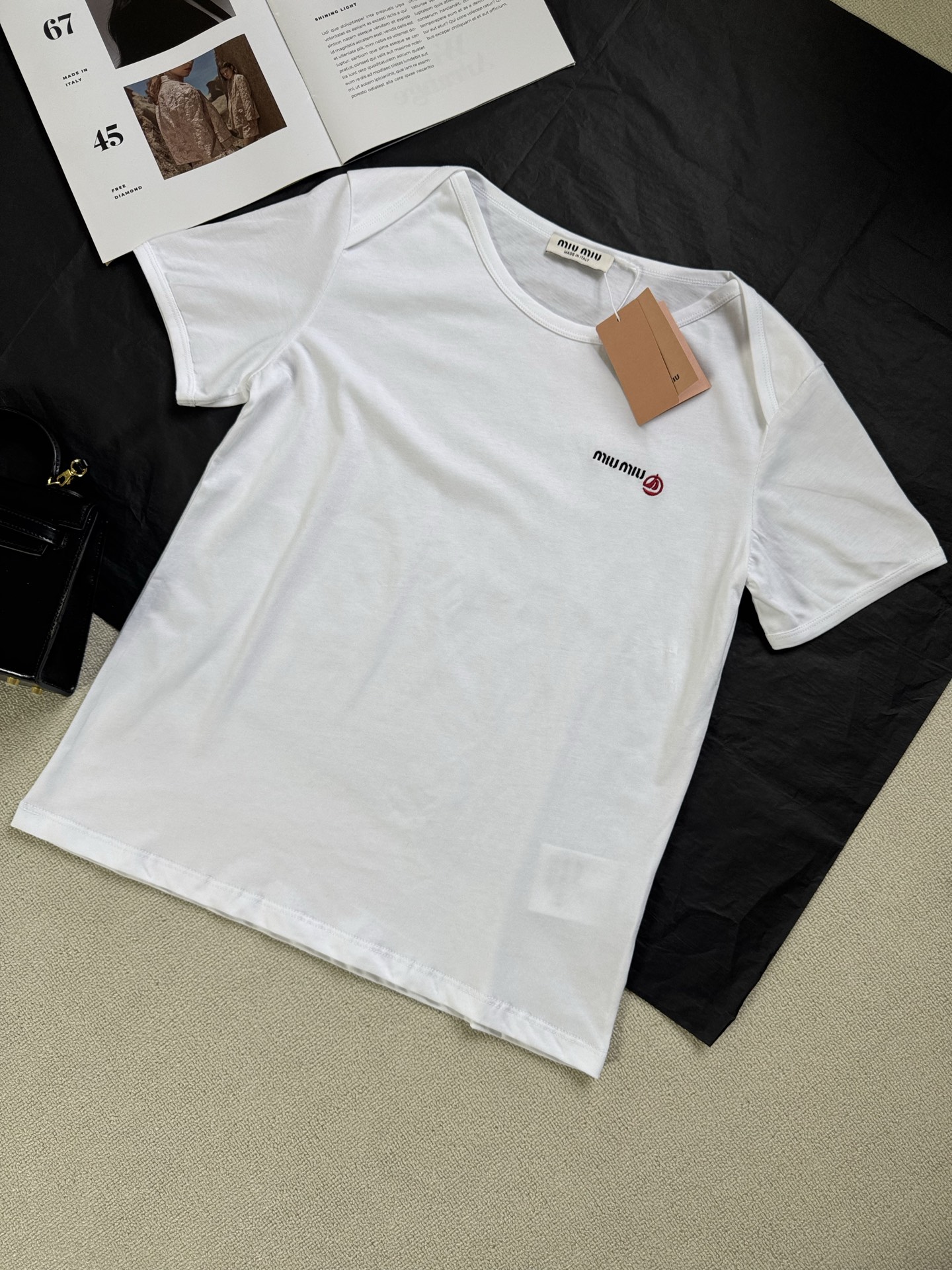 NO:309442,MIUMI* 2025 Early Spring Show Style Ragnarok Design T-shirt Chain Classic Badge Logo Pattern Printing Embellishment Simple and versatile Essentials for Fall and Winter Basement Short Style Cut Small People can easily control Code SML, Miumiu, Tees, t-shirt, alexander wang19860909MIUMI* 2025 早春秀款 插肩设计T恤 链经典的徽章logo图案印花点缀 简洁百搭 秋冬打底必备款 短款版型剪裁 小个子也能轻松驾驭  码数SML,,miumiu,tees，t-shirt,alexander wang,Women's clothing