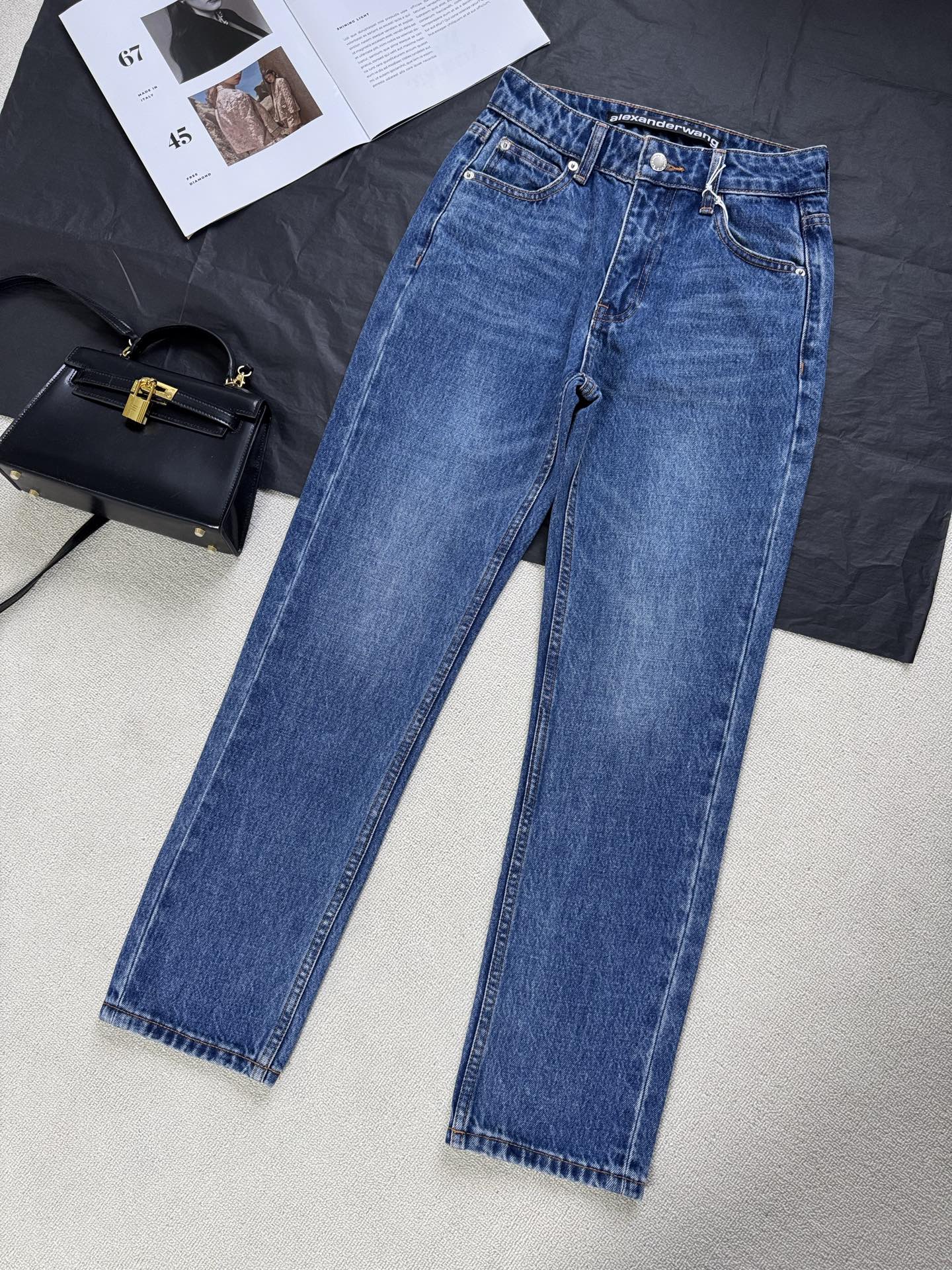 NO:310925,Alexanderwang 2025 Spring and Summer New Style, Three-dimensional Rear Pocket Relief Relief Letters Nine-Cross Jeans, Super Good Smoke Pants, Everyone Closes their eyes and recommends!  Nine-point straight slimming and versatile hot pants, the style is super invincible, it can modify the leg lines very well, full of high-end feeling, and the washing color is beautiful, don’t miss the big hit style, the quality of the fabric depends on the details, and the tolerance is good!  Color blue gray Number of codes 24-30 P, jeans,alexander wang19860909Alexanderwang 2025 春夏新款 后口袋立体压胶浮雕字母九分牛仔裤,版型超好的烟管裤,大家闭眼推！九分直筒显瘦百搭爆款神裤,版型超级无敌好,很好的修饰腿部线条,高级感满满,洗水色系又好看,千万不要错过大爆款哦,面料品质看细节,包容性嘎嘎好！ 颜色蓝色 灰色 码数24-30 P,,jeans,alexander wang,Women's clothing