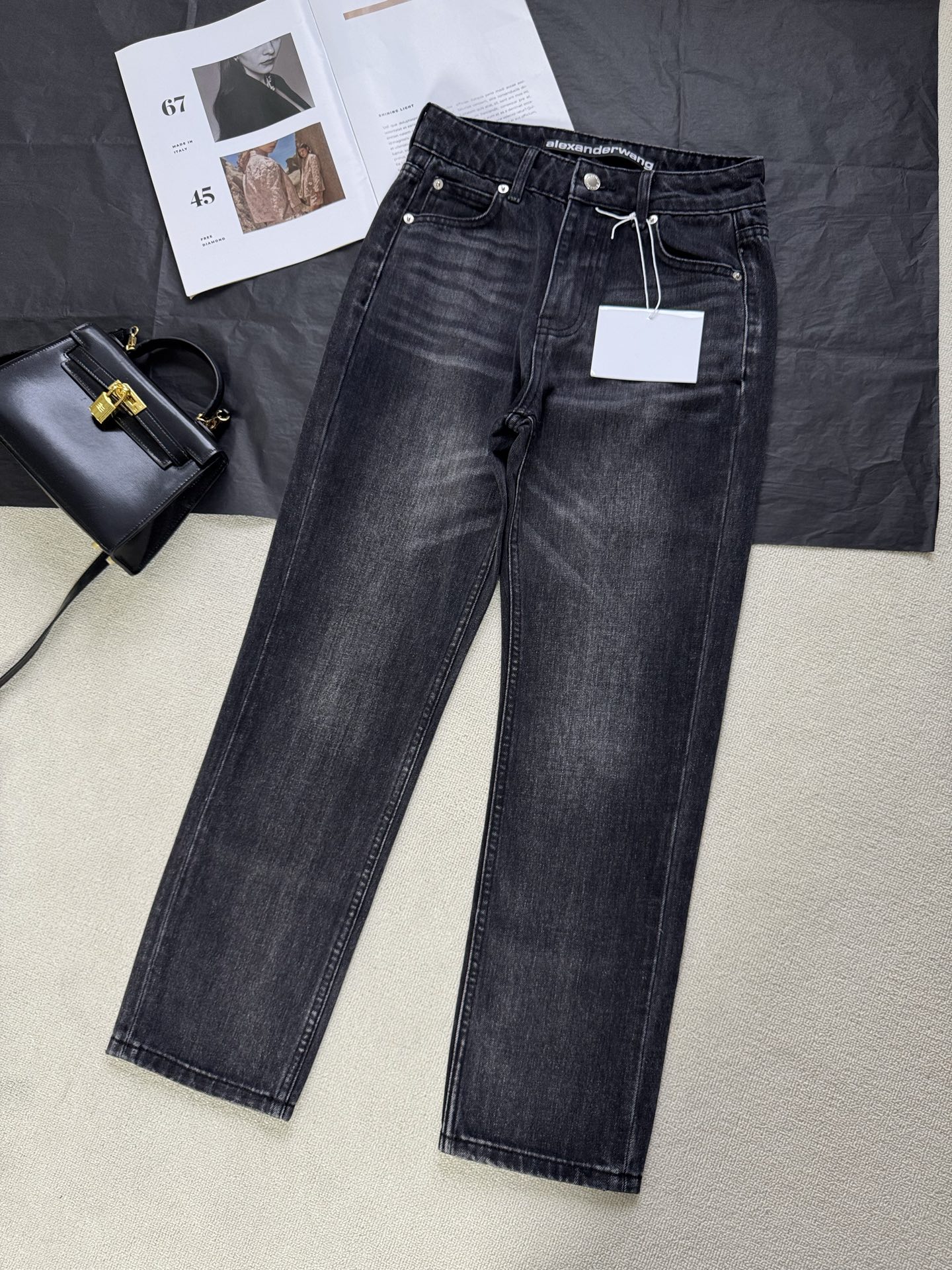 NO:310927,Alexanderwang 2025 Spring and Summer New Style, Three-dimensional Rear Pocket Relief Relief Letters Nine-Cross Jeans, Super Good Smoke Pants, Everyone Closes their eyes and recommends!  Nine-point straight slimming and versatile hot pants, the style is super invincible, it can modify the leg lines very well, full of high-end feeling, and the washing color is beautiful, don’t miss the big hit style, the quality of the fabric depends on the details, and the tolerance is good!  Color blue gray Number of codes 24-30 80400, jeans,alexander wang19860909Alexanderwang 2025 春夏新款 后口袋立体压胶浮雕字母九分牛仔裤,版型超好的烟管裤,大家闭眼推！九分直筒显瘦百搭爆款神裤,版型超级无敌好,很好的修饰腿部线条,高级感满满,洗水色系又好看,千万不要错过大爆款哦,面料品质看细节,包容性嘎嘎好！ 颜色蓝色 灰色 码数24-30 80400,,jeans,alexander wang,Women's clothing