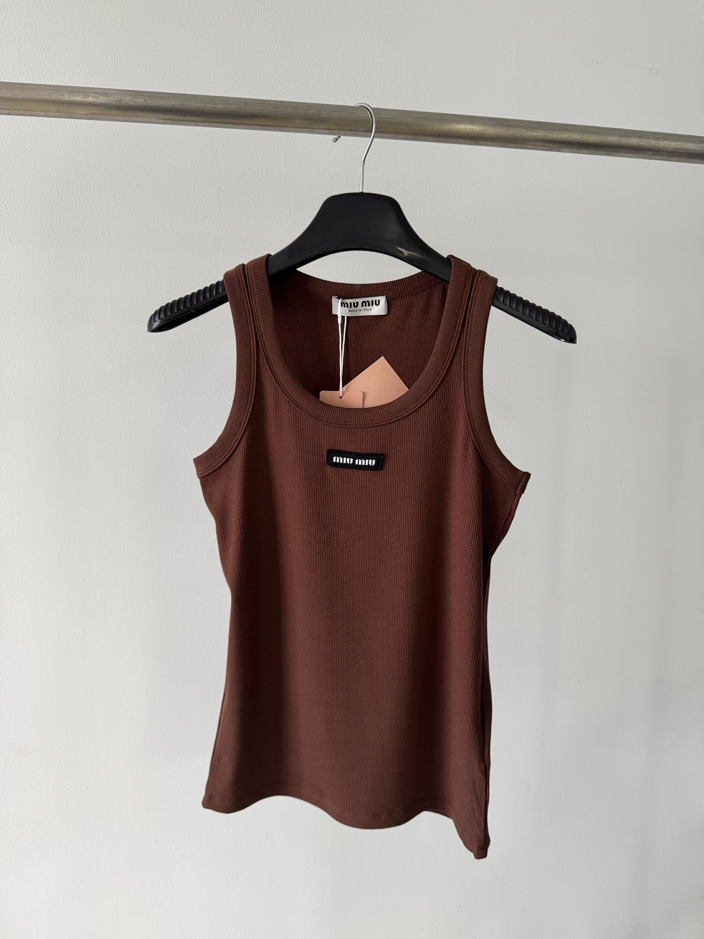 NO:320192,MIUMI* 2025SS new style elastic thread small label black high-end brown vest, customized YB imported yarn weaving, comfortable and soft, full of elasticity, U-neck I-shaped vest cut neck cuffs same color threaded edges, ready-made garments use advanced needlework technology, vertical pit strips make it look slim and durable, adding literary atmosphere to simple outfits, advanced tailoring fits the human body curve, can easily show personal style charm, slim fit style, slim and fashionable, all seasons are OK to wear, custom face accessories, accurate version, high-end color, black, code SML,,miumiu,alexander wang19860909MIUMI* 2025SS 新款 弹力螺纹小标签黑色高级棕色背心,定制YB进口纱线织造 舒适软糯 弹力十足 U领工字背心裁剪 领口袖口同色系螺纹包边 成衣选用高级走针工艺 竖坑条显瘦耐看 为简易穿搭增添文艺气息 高级剪裁贴合人体曲线 能轻松彰显个人风格魅力 修身版型 显瘦时髦 四季单穿叠穿都OK 定制面辅料 认准版本 高版本 颜色咖色 黑色 码数SML,,miumiu,alexander wang,Women's clothing