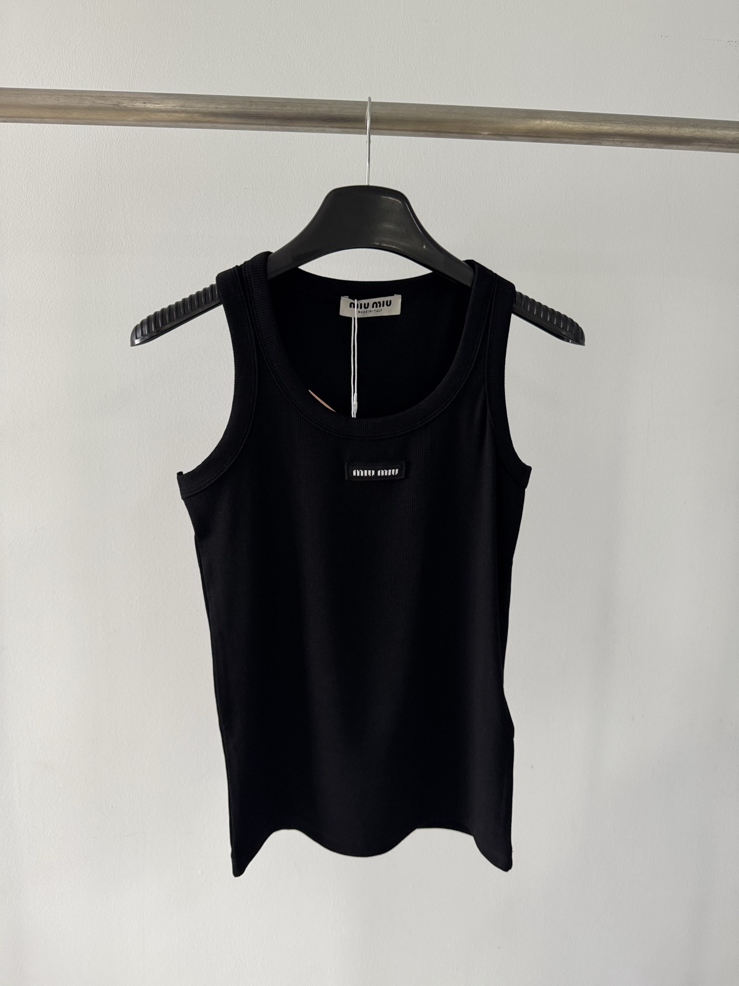 NO:320194,160MIUMI* 2025SS New style elastic thread small label black high-end brown vest, customized YB imported yarn woven, comfortable and soft, full of elasticity U-neck I-shaped vest cut neck cuffs same color threaded edges, ready-made garments use advanced needlework technology, vertical pit strips make it look slim and durable, adding literary atmosphere to simple outfits, advanced tailoring fits the human body curve, can easily show personal style charm, slim fit style, slim and fashionable, all seasons are OK to wear, custom face accessories, accurate version, high-end color, black, code SML 31,,miumiu,alexander wang19860909160MIUMI* 2025SS 新款 弹力螺纹小标签黑色高级棕色背心,定制YB进口纱线织造 舒适软糯 弹力十足 U领工字背心裁剪 领口袖口同色系螺纹包边 成衣选用高级走针工艺 竖坑条显瘦耐看 为简易穿搭增添文艺气息 高级剪裁贴合人体曲线 能轻松彰显个人风格魅力 修身版型 显瘦时髦 四季单穿叠穿都OK 定制面辅料 认准版本 高版本 颜色咖色 黑色 码数SML 31,,miumiu,alexander wang,Women's clothing