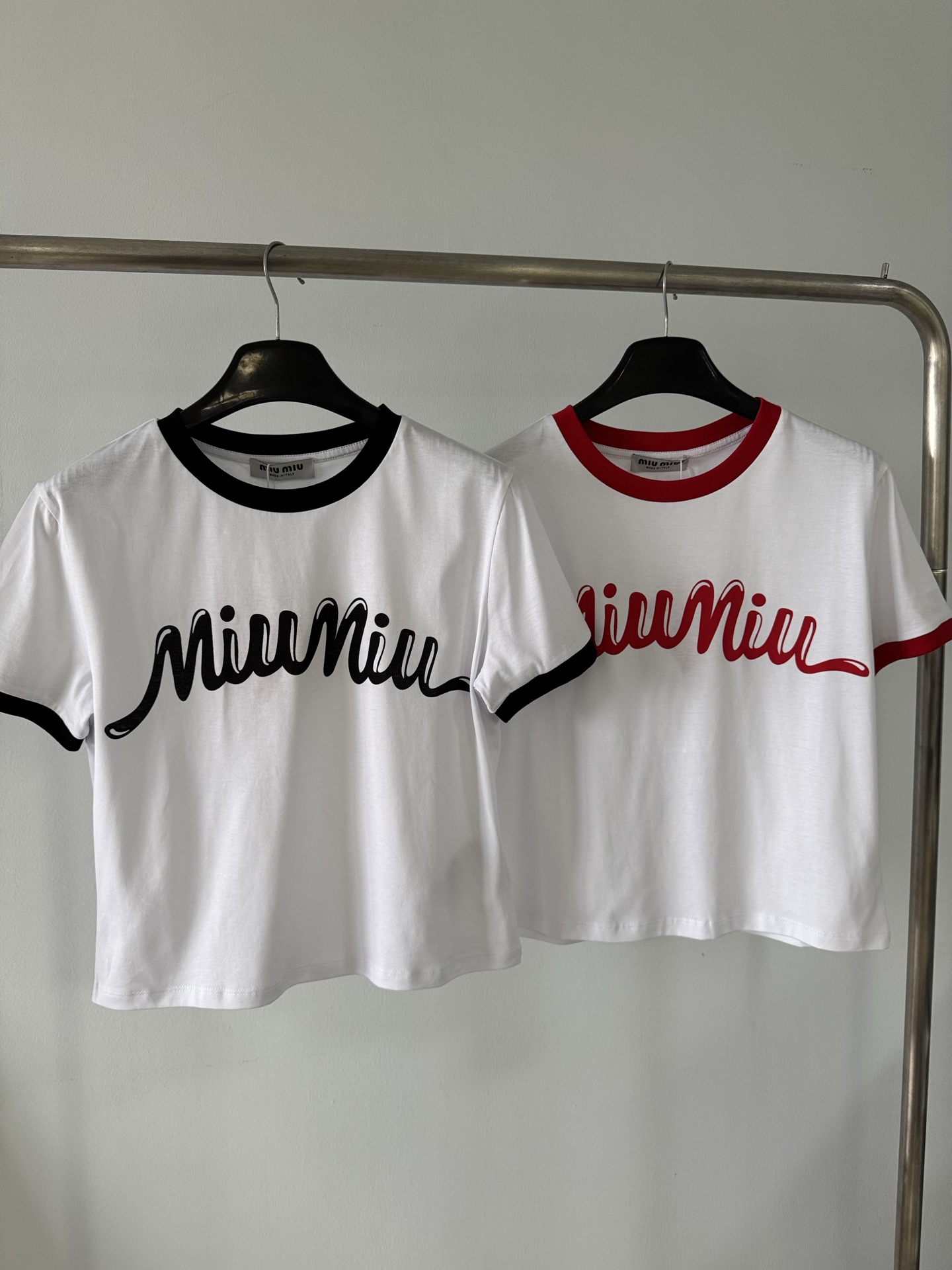 NO:321355,* New spring and summer style letter printed contrasting short shirts must be included in versatile temperament! Positioned letter printed super short shirt imported pure cotton fabric! Contrast color ribbed edged temperament girlish style, round neck classic style versatile, age-reducing sweet atmosphere, original customized version, huge slimming on the upper body~ Size, alexander wang19860909*  春夏新款 字母印花撞色短款恤 必入百搭气质单品!定位字母印花超短款恤进口纯棉面料!撞色罗纹包边气质少女风,圆领经典款百搭,减龄甜美气息,原版定制版型上身巨显瘦～ 码数,,alexander wang,Women's clothing