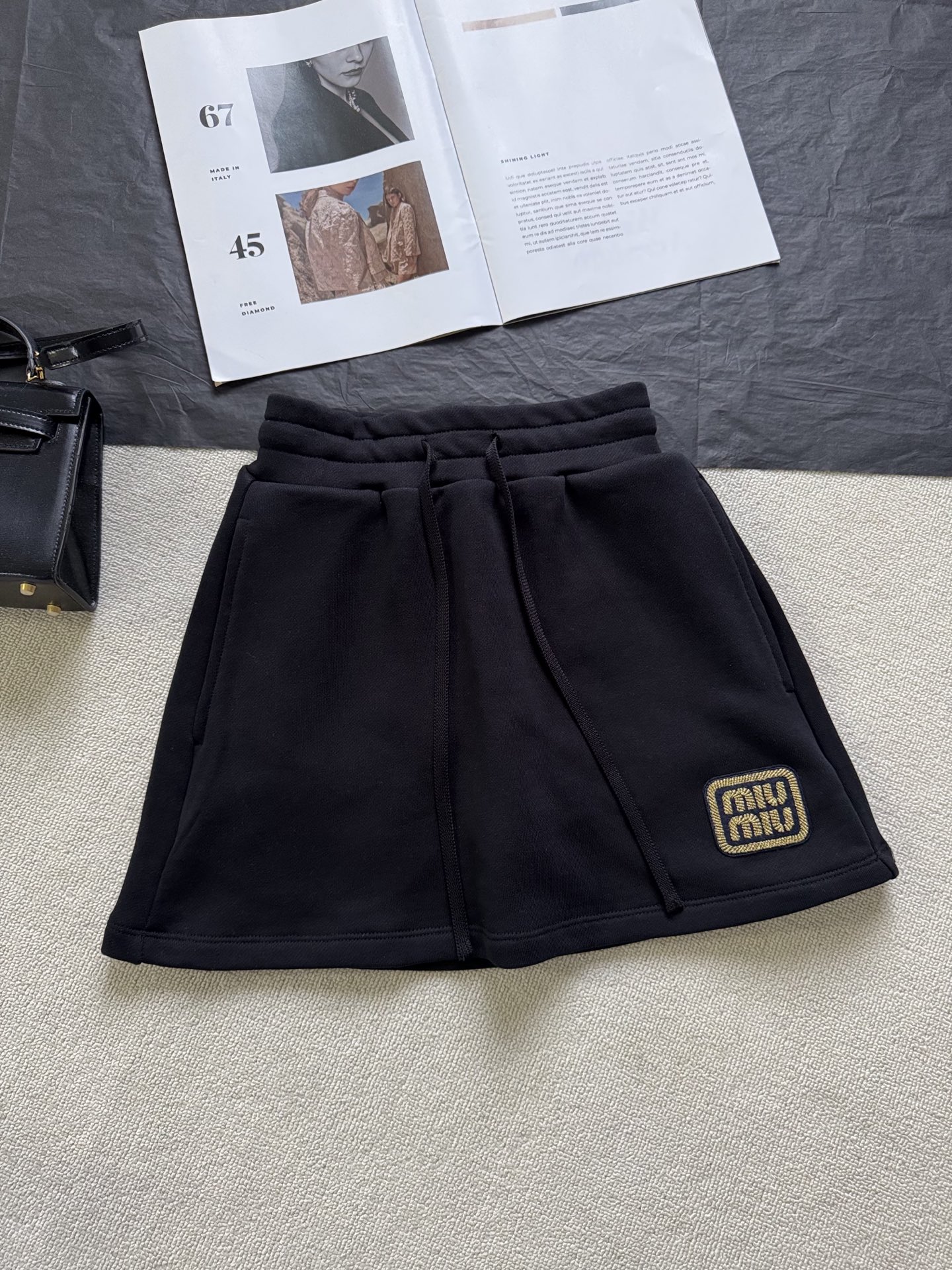 NO:321352,* New spring and summer style, three-color gold wire embroidered logo, casual and versatile elastic waist skirt, selected high-quality terry hoodie fabric, super textured. It comes with breathable and comfortable safety pants to avoid embarrassment of exposure, and is full of security!  It is also very comfortable to wear in summer and not stuffy!  Customized gold silk embroidered classic letters and seal logo, fashionable and simple, versatile and durable!  The loose font style makes the flesh cover and make you look slimming!  The elastic waist design is not picky about people or figure at all!  Especially with a pear-shaped figure, you can feel at ease!  A perfect slimming tool!  Skirts, alexander wang19860909*  春夏新款 三色金丝刺绣标识休闲百搭松紧腰短裙 精选优质毛圈卫裤面料,超有质感.自带透气舒适的安全裤,避免走光尴尬,满满的安全感！夏天穿也十分舒适,不闷热！定制金丝刺绣经典字母章仔标识,时髦感立现,简约百搭耐看！宽松的字版型,遮肉显瘦效果一绝！松紧腰设计,完全不挑人不挑身材！尤其是梨形身材放心冲！妥妥的显瘦神器！ 码数,,skirts,alexander wang,Women's clothing