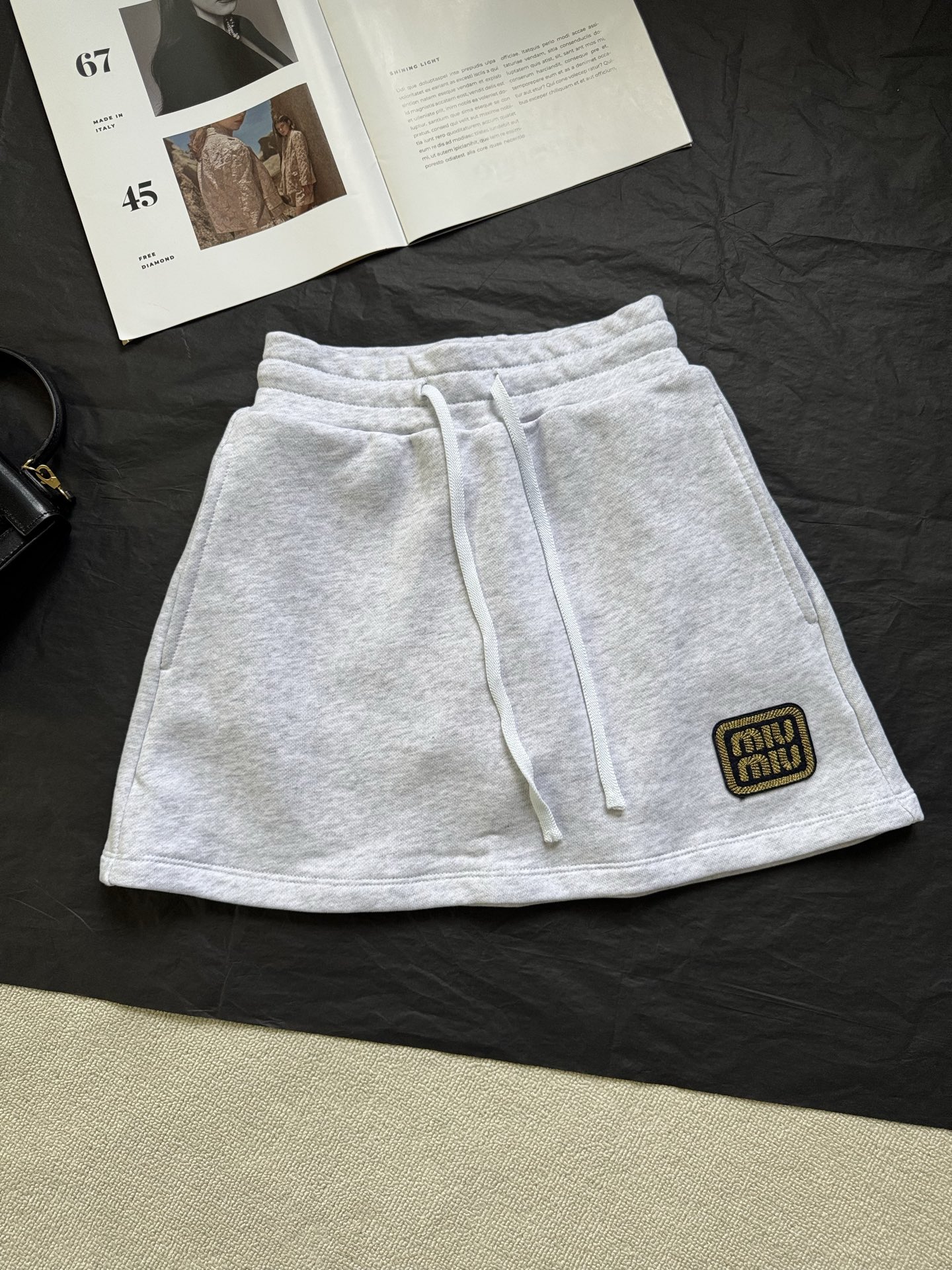 NO:321346,* New spring and summer style, three-color gold wire embroidered logo, casual and versatile elastic waist skirt, selected high-quality terry hoodie fabric, super textured. It comes with breathable and comfortable safety pants to avoid embarrassment of exposure, and is full of security!  It is also very comfortable to wear in summer and not stuffy!  Customized gold silk embroidered classic letters and seal logo, fashionable and simple, versatile and durable!  The loose font style makes the flesh cover and make you look slimming!  The elastic waist design is not picky about people or figure at all!  Especially with a pear-shaped figure, you can feel at ease!  A perfect slimming tool!  Skirts, alexander wang19860909*  春夏新款 三色金丝刺绣标识休闲百搭松紧腰短裙 精选优质毛圈卫裤面料,超有质感.自带透气舒适的安全裤,避免走光尴尬,满满的安全感！夏天穿也十分舒适,不闷热！定制金丝刺绣经典字母章仔标识,时髦感立现,简约百搭耐看！宽松的字版型,遮肉显瘦效果一绝！松紧腰设计,完全不挑人不挑身材！尤其是梨形身材放心冲！妥妥的显瘦神器！ 码数,,skirts,alexander wang,Women's clothing