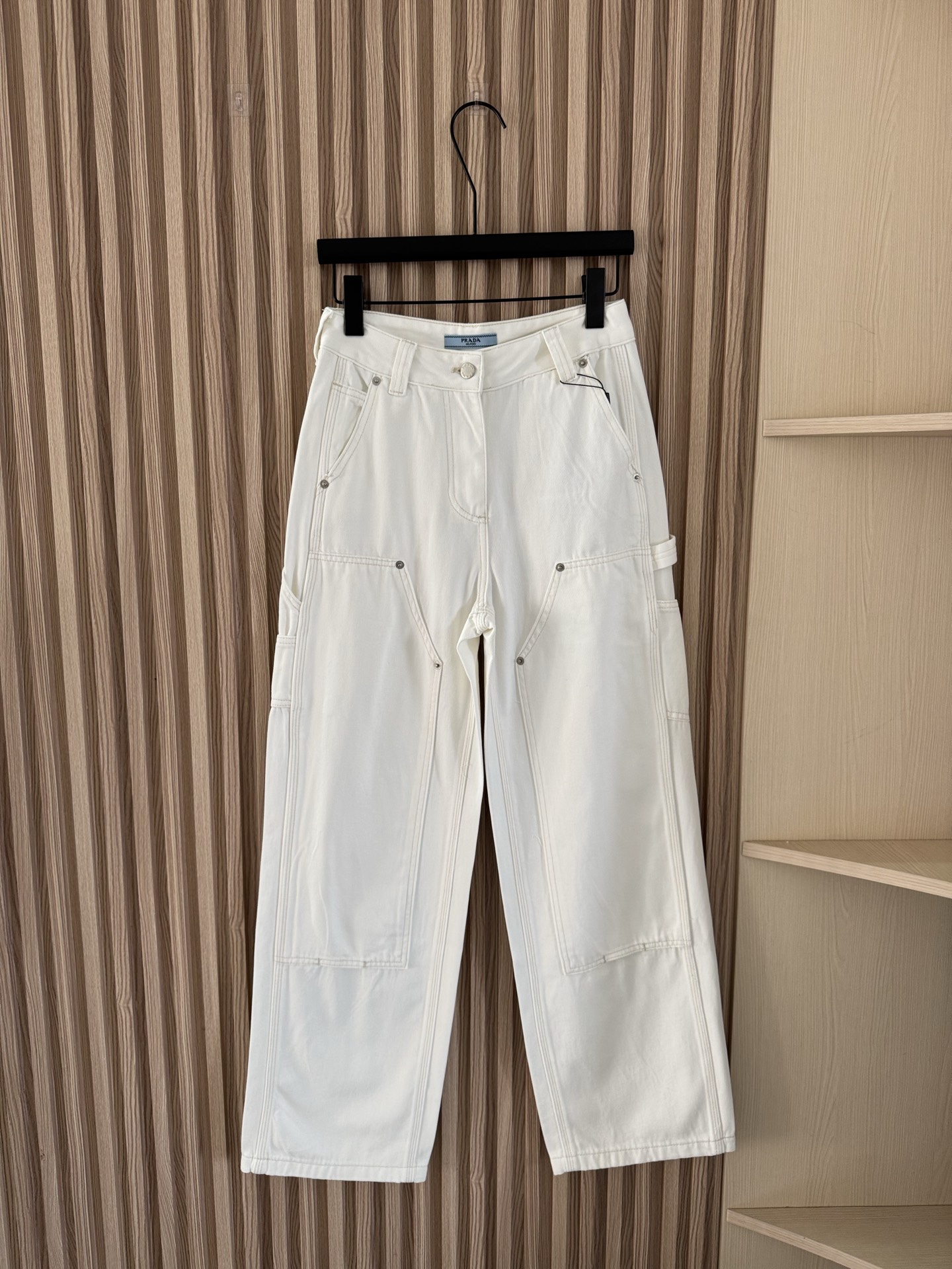 NO:332495,Prada 2025 Summer New Style Super Cool White Denim Work Pants, Exclusive High-edition Production!  It uses pure cotton denim fabric, the upper body is soft and comfortable and drooping!  The overall patchwork tooling design is really super cool, white denim is high-end, atmospheric and upscale, high-waisted wide-leg style makes it look slimming and long legs, customized hardware accessories, full of texture!  Number of codes 24-30, prada, alexander wang19860909Prada 2025 夏季新款 超级酷白色牛仔工装裤,独家高版出品！采用纯棉的牛仔面料,上身柔软非常舒适有垂感！ 整体贴布工装设计真的超级酷,白色牛仔高端大气上档次,高腰阔腿版型显瘦显腿长,定制五金配件,质感满满！ 码数24-30,,prada,alexander wang,Women's clothing