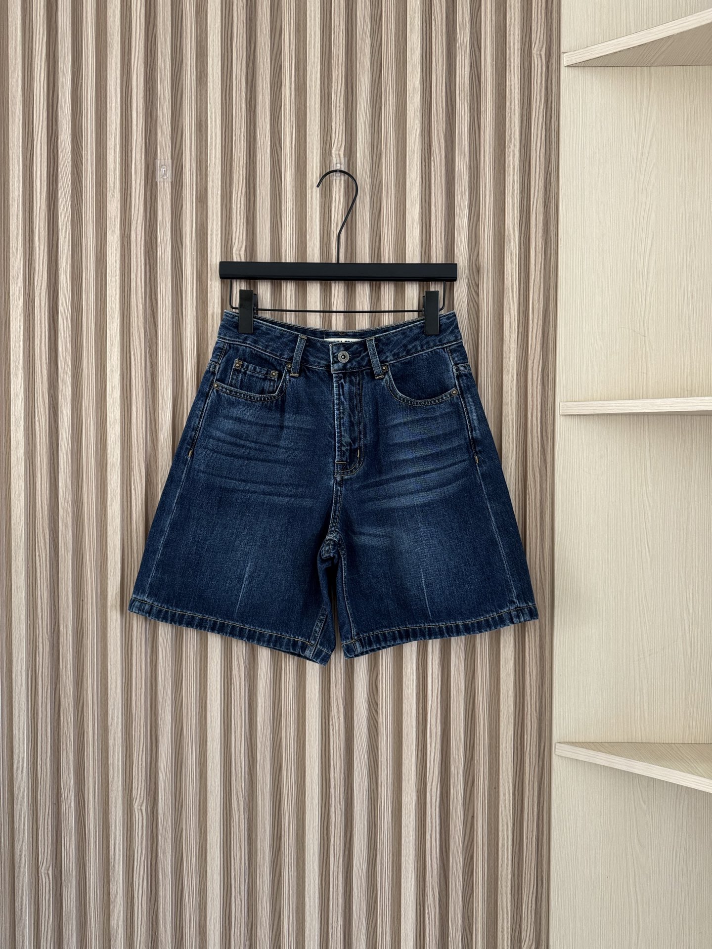 NO:415186,MIUMI* Exclusive original quality, long-term classic and fashionable denim mid-pants, customized cotton denim tannins fabric, retro washing craftsmanship and A and cool high-end items, classic style and fashionable. The imported denim fabric has a great texture!  Three-dimensional tailoring mid-waist straight-leg pants with huge slim upper body, perfect workmanship quality, detail 24-30, miumiu, alexander wang19860909MIUMI* 独家首发原单品质,长期主义经典时髦牛仔中裤,定制纯棉牛仔单宁面料,复古洗水工艺又A又飒的高级单品,经典版型帅气又时髦.进口牛仔面料质感超赞！立体剪裁中腰直筒裤型上身巨显瘦完美做工品质看细节 码数24-30,,miumiu,alexander wang,Women's clothing