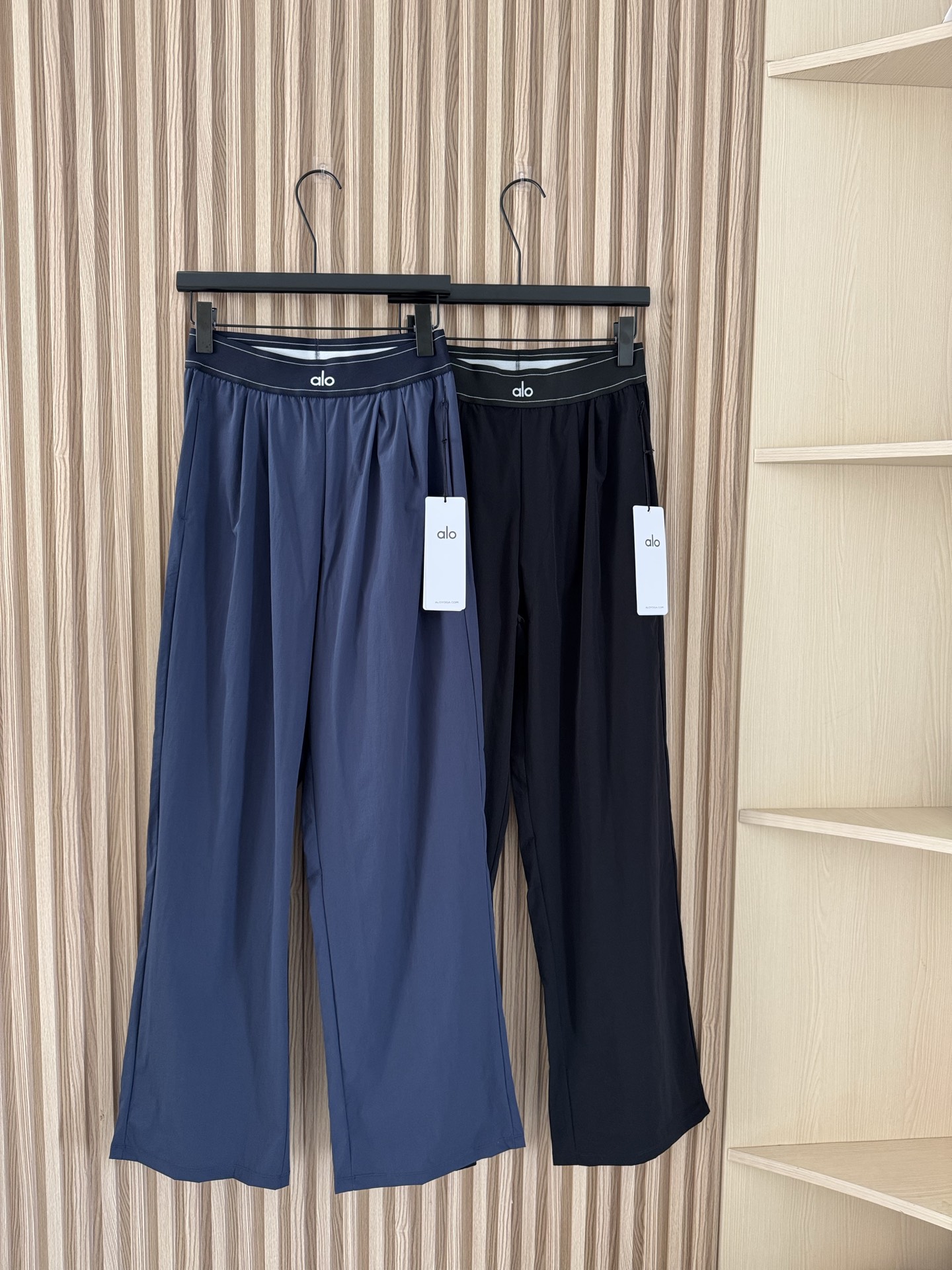 NO:333322,Alo 2025 summer new style casual sports quick-drying pants mid-high waist elastic belt loose and comfortable wide-leg pants 120g!  A versatile item with a very design sense. Long legs harvest. Customized exclusive letter logo elastic webbing. Double pocket design. High-end fabric. Dropping feeling. Black and blue mainstream colors. Very durable. Elegant and capable. Calm and cool. Explain different styles from multiple angles. Eternal classics are absolutely not to be missed. A clean and neat aura is easy to use. Extremely practical wear. Full comfort. Color hidden blue. Black. SML. Alexander wang.19860909Alo 2025 夏季新款 休闲运动速干裤中高腰弹性腰带宽松舒适阔腿长裤 120g！ 极具设计感的一款百搭单品 大长腿收割 定制专属字母Logo松紧织带 双口袋设计 高定面料 垂感度刚好 黑蓝色主流色系 非常耐看 优雅 干练 沉稳 酷飒 多角度诠释不同风格 永恒经典是绝对不可错过的 干脆利落的气场信手拈来 实穿度极高 舒适度满分 颜色藏蓝 黑色 码数SML,,alexander wang,Women's clothing