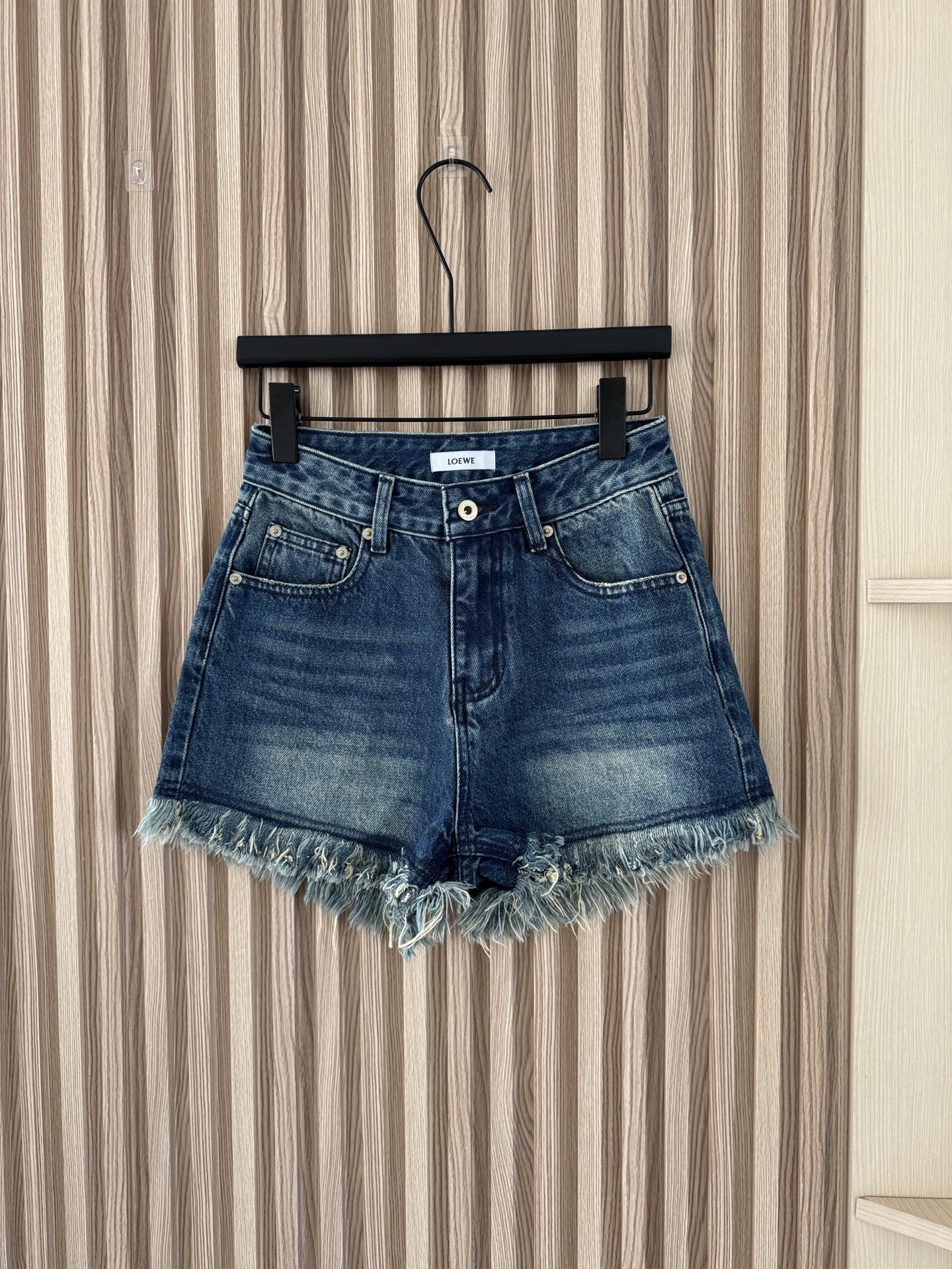 NO:332523,* Exclusive first-time hot order recommendation, fashionable and exquisite outfit!  Retro breasted wash-water casual denim shorts!  Heavy-industrial letter embroidery pockets, imported denim with strong bones and active water washing technology, excellent upper body effect!  The classic high-waisted style is not picky and versatile and fashionable!  Mom gave birth to long legs!  Highly recommend the temperament item!  The thick hair flu is paired with retro wash water. The color is very special, and the unexpected cool feeling is matched with the vest!  Not a good style, it's a great value for buying!  code count, shorts, alexander wang19860909*  独家首发爆单推荐,时髦精穿搭！复古毛边洗水休闲牛仔短裤！重工字母刺绣口袋,进口牛仔筋骨感十足活性洗水工艺上身效果超赞！经典高腰版型不挑人百搭又时髦！妈生大长腿！强烈推荐气质单品！厚毛流感搭配复古洗水颜色非常特别,搭配背心意外的清凉感！不是烂大街的好款式,超值入手！ 码数,,shorts,alexander wang,Women's clothing