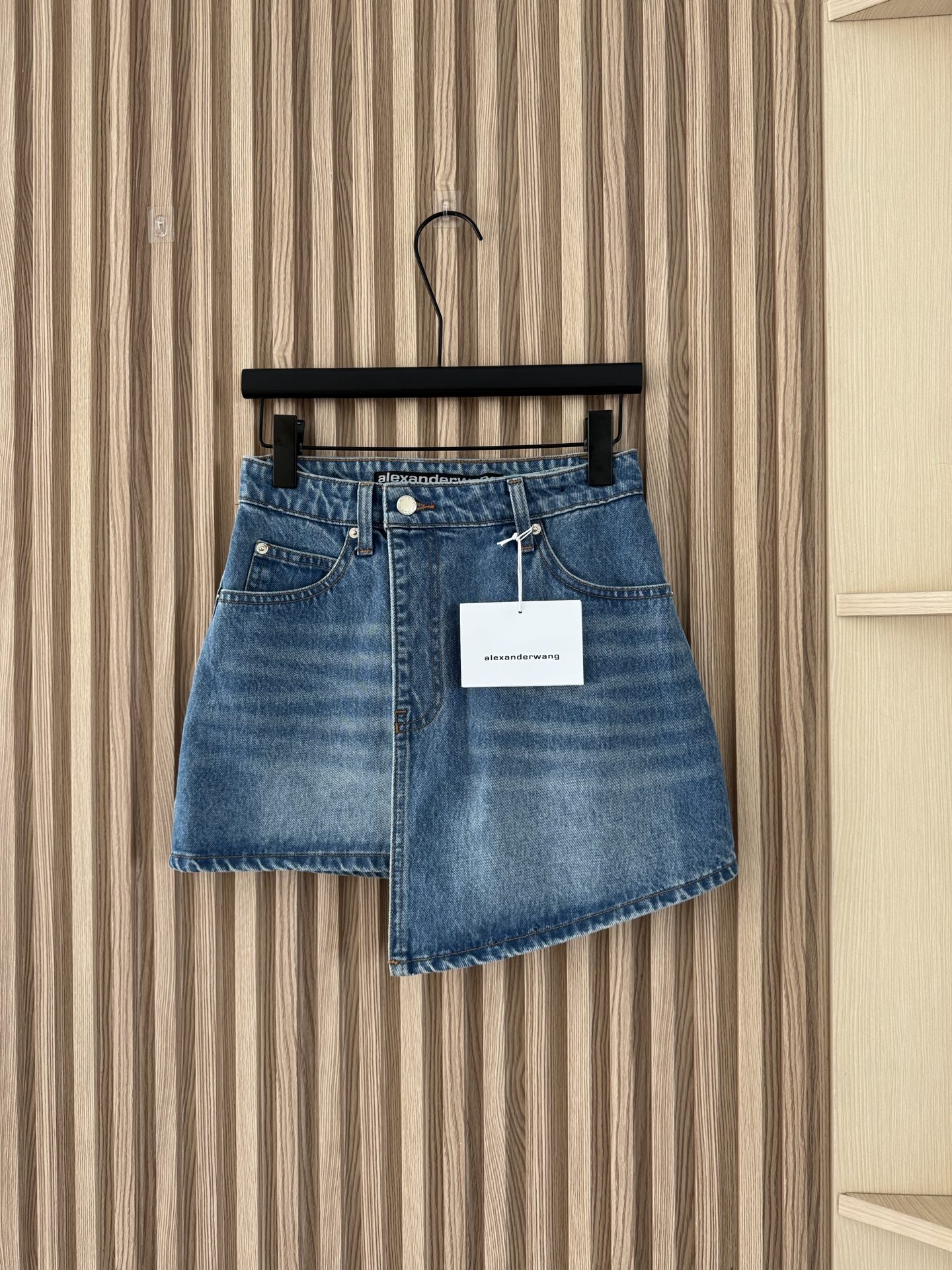 NO:332519,New spring and summer style, one-piece irregular denim short skirt, a fashionable street-fried artifact!  The upper body looks huge and slim!  It is sweet and salty, and it is versatile and not picky!  Customized hardware accessories, retro leather brand decoration is low-key and luxurious!  Imported pure cotton denim washing fabrics look at the workmanship quality, Skirts, Alexander wang19860909春夏新款 一片式不规则牛仔短裙半身裙 高街时髦炸街神器！字版型上身巨显瘦！可甜可盐版型百搭不挑人！定制五金配件复古皮牌装饰低调奢华！进口纯棉牛仔洗水面料做工品质看细节 码数,,skirts,alexander wang,Women's clothing