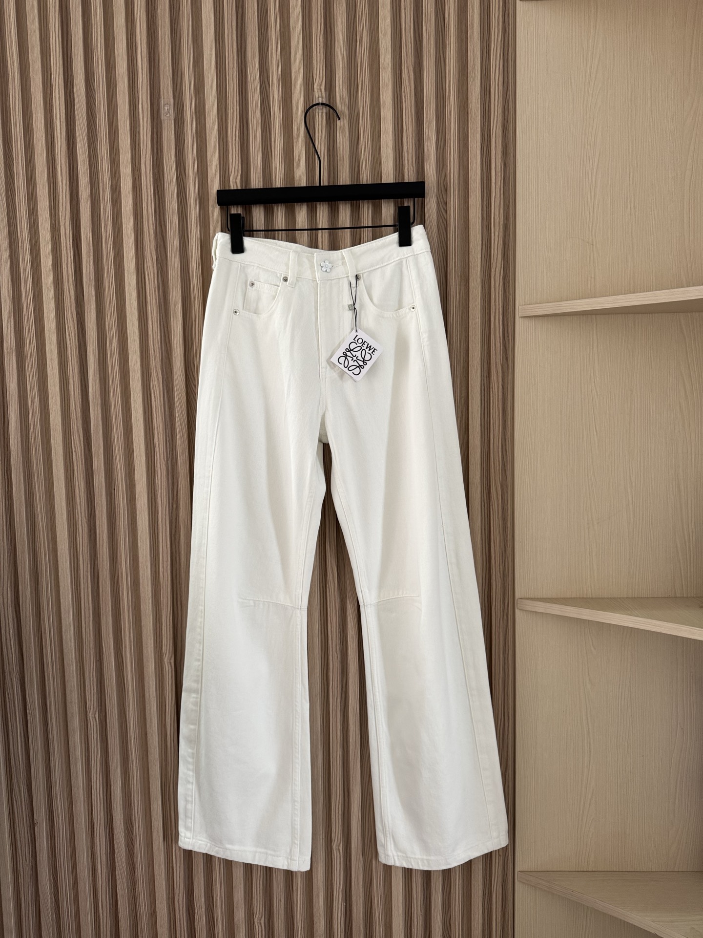 NO:332515,* New spring and summer style premium white micro-scimitar jeans!  Exclusive high-end production!  Imported cotton fabric is soft and comfortable, and the conical wide-leg design is so exciting!  The classic style is not picky and versatile and fashionable!  Super slim on the upper body!  Imported wash cowboy fabric has a stylish texture!  Highly recommended single items, customized leather hardware accessories, workmanship quality depends on the details!  Alexander wang19860909*  春夏新款 高级白色微弯刀牛仔长裤！ 独家高版出品！进口棉面料软垂舒适,锥形阔腿设计上身爆啦！经典版型不挑人百搭又时髦！上身超显瘦！进口洗水牛仔面料质感有型！强烈推荐单品,定制皮牌五金配件 做工品质看细节！ 码数,,alexander wang,Women's clothing