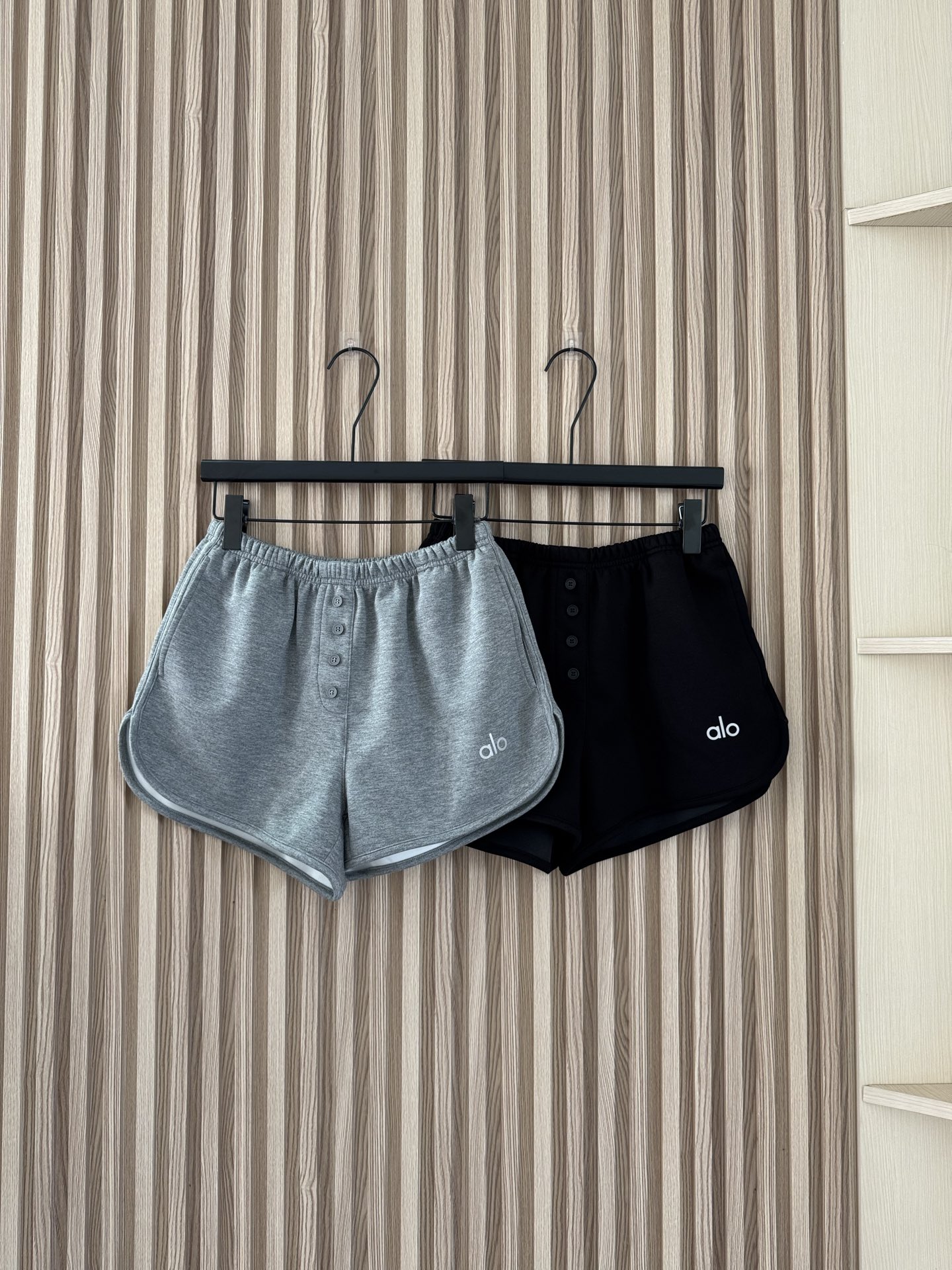 NO:426251,New summer style, super comfortable and casual air-feeling shorts that must be purchased!  Custom fabric, smooth, soft and comfortable, the upper body is cold and cool, it feels like it is not worn, the elastic waist is strong and elastic!  Moreover, the fabric is very drooping and does not deform when washed by machine!  A very resistant shorts!  You can go out at home!  Must-have magic pants in the wardrobe!  code count, shorts, alexander wang19860909夏季新款 一定要入手的超舒服休闲空气感短裤！ 定制面料,爽滑柔软舒适,上身冰冰凉凉的,感觉跟没穿一样,松紧腰头弹力大不勒肉！而且面料很有垂感,机洗手洗不变形！非常抗造的一款短裤！可家居可外出！衣柜必备神裤！ 码数,,shorts,alexander wang,Women's clothing