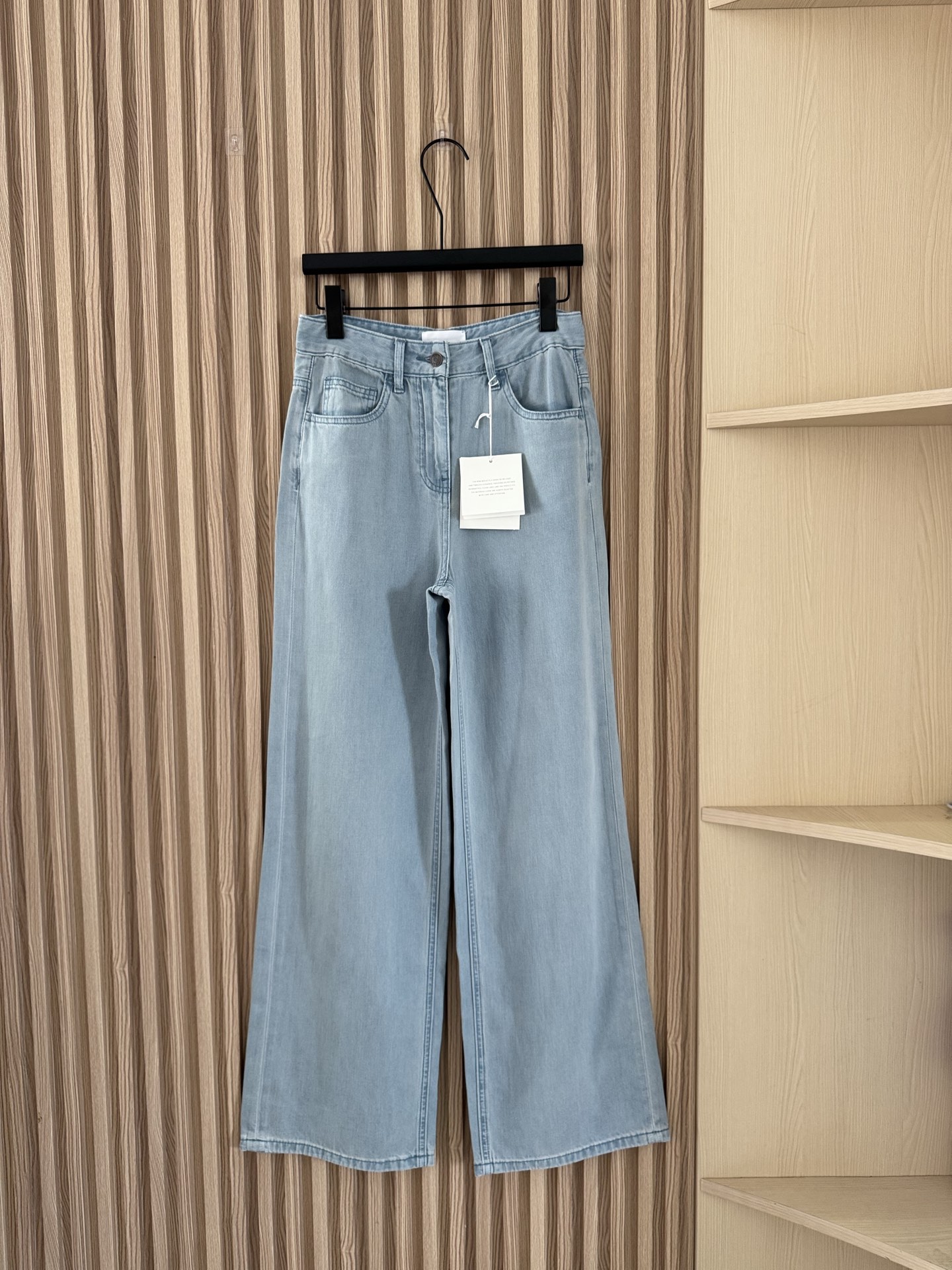 NO:416047,The Row is a thin, cool, breathable straight jeans that can be worn in summer. Customized original high-end jeans, which are cool, thin, breathable but drape, soft but not collapsed and wide and textured!  The fabric texture is super good!  The light blue is very beautiful when washed, and it is not sticky and not stuffy. It is super comfortable to match in summer!  Straight style does not pick on body shape, classic styles are fashionable and versatile, and do not pick on people. Number of sizes 24-30, jeans, alexander wang19860909The Row 夏天也能穿的薄款天丝凉感透气直筒牛仔裤 定制原版高端天丝面料,凉薄透气但又有垂感,软而不塌挺阔有质感！面料纹路超好！水洗浅蓝色很好看,不粘腿不闷热,夏天搭配起来超舒服！直筒版型不挑身材,经典款时髦百搭不挑人 码数24-30,,jeans,alexander wang,Women's clothing