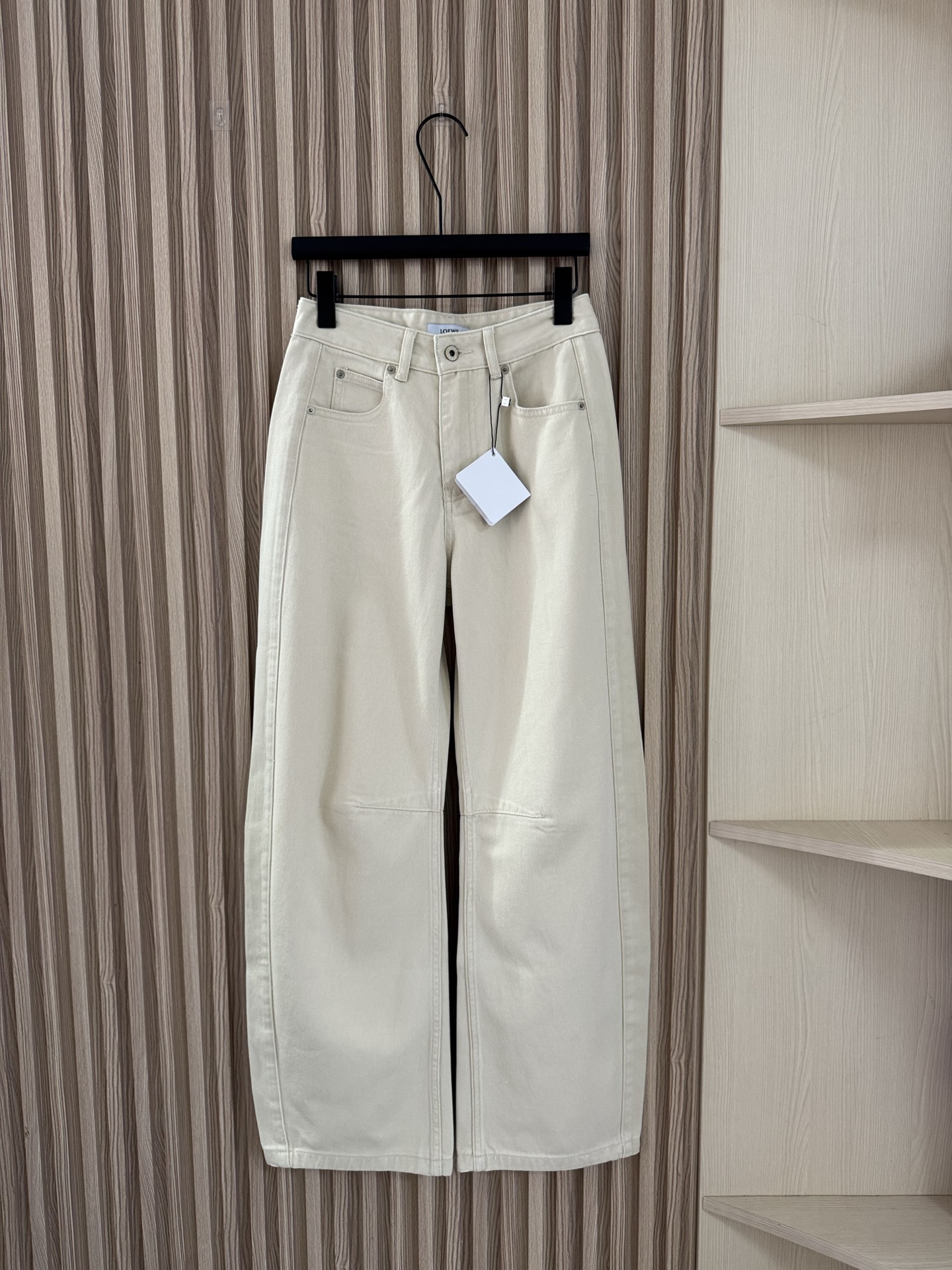 NO:415236,Loewe 2025 summer new style, beige scimitar cut jeans, the most fashionable pants shape nowadays. The boon for thick-legged star people is it. The length that covers the upper visually extends the length of the legs, making the legs longer. The scimitar cut is very stylish when worn. Even the simplest combination can become fashionable!  32-44, loewe, jeans, alexander wang19860909Loewe 2025 夏季新款 米黄色弯刀剪裁牛仔裤 时下最时髦的裤型 粗腿星人的福音就是它了 盖住鞋面的长度在视觉上延伸腿部的长度 更显腿长 弯刀裤型剪裁 穿上很有型 即使是最简单的搭配也能变得时髦！ 码数32-44,,loewe,jeans,alexander wang,Women's clothing
