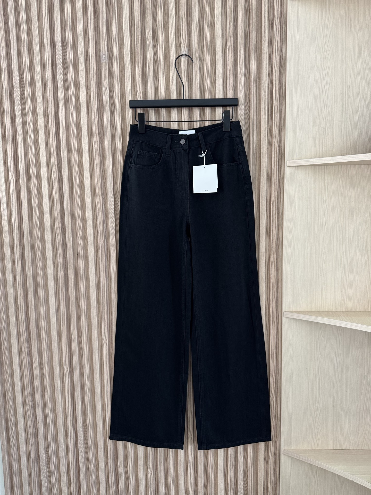 NO:425211,Thin styles of Tiansi cool and breathable straight jeans that can be worn in summer. Customized original high-end Tiansi fabric, cool, thin, breathable but drooping, soft but not collapsed and wide and textured!  The fabric texture is super good!  The light blue is very beautiful when washed, and it is not sticky and not stuffy. It is super comfortable to match in summer!  Straight style does not pick on body shape, classic styles are fashionable and versatile, not picky about people. Size number-, jeans, alexander wang19860909夏天也能穿的薄款天丝凉感透气直筒牛仔裤 定制原版高端天丝面料,凉薄透气但又有垂感,软而不塌挺阔有质感！面料纹路超好！水洗浅蓝色很好看,不粘腿不闷热,夏天搭配起来超舒服！直筒版型不挑身材,经典款时髦百搭不挑人 码数-,,jeans,alexander wang,Women's clothing