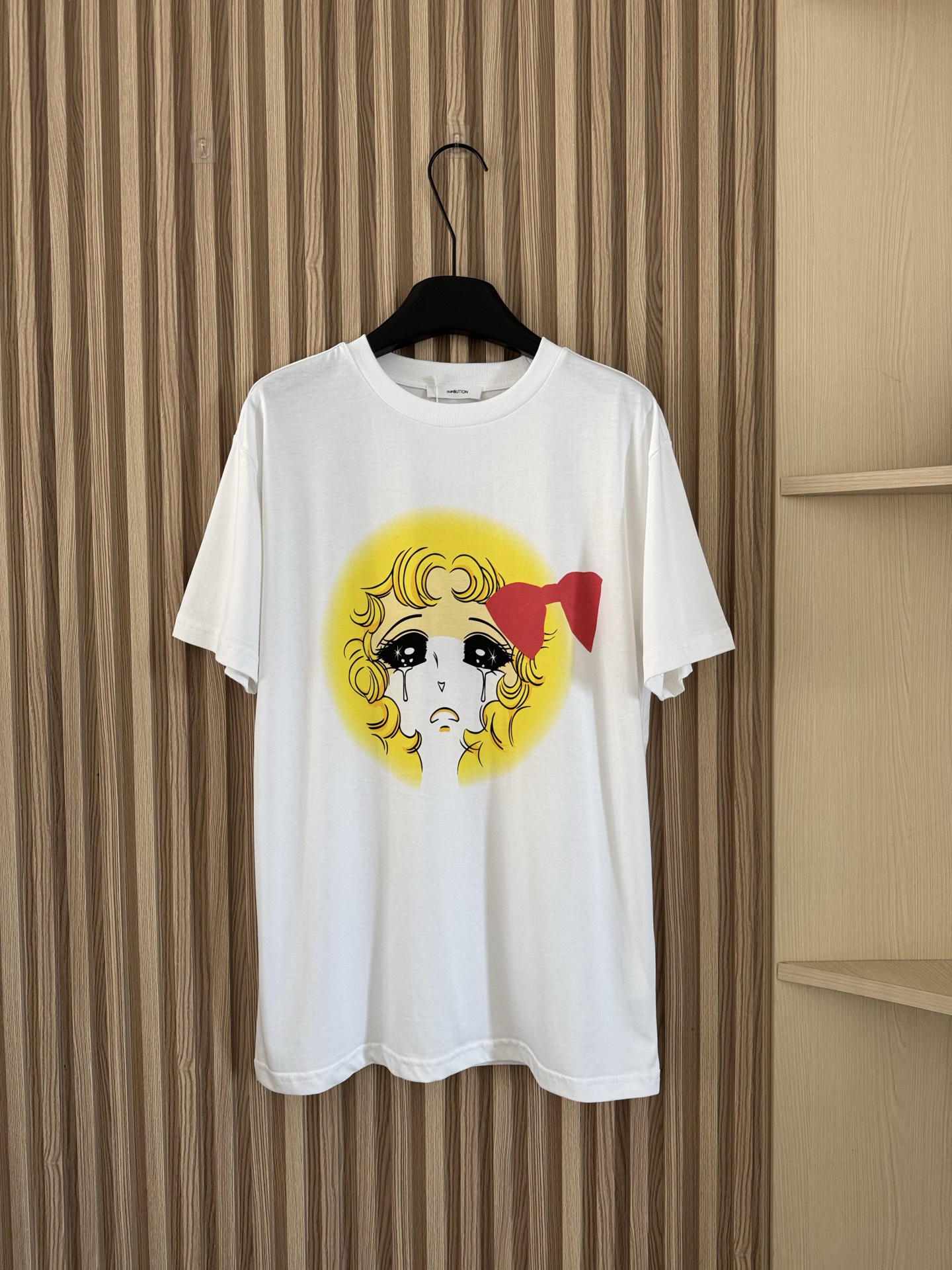 NO:426226,New summer style beautiful girl printed short-sleeved shirt, round neck crying baby face printed loose short-sleeved shirt, beautiful girl really looks white, super senseless breathable and unfinished print, girl heart is full of energy, who can stand it and not like this one? Retro cute and quirky pattern decoration, interesting design and bold saturated tones are completely refreshing. I highly recommend everyone to wear one piece, single wear, layered all color black white Size number, T-shirt, alexander wang19860909夏季新款 美少女印花短袖恤,圆领哭泣娃娃脸印花宽松短袖恤,美少女真的太显白了,超级无感透气拔印印花,少女心爆棚啦,谁能耐得住不去喜欢这款 ,复古可爱又精灵古怪的图案装饰,有趣的设计以及大胆饱和的色调完全让人耳目一新,极力推荐人手一件,单穿,叠穿都 颜色黑色 白色 码数,,T-shirt,alexander wang,Women's clothing