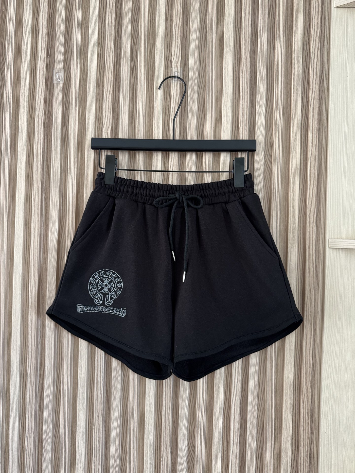 NO:426242,Croxin New summer style Heavy Industries Silver Wire Embroidered Logo Elastic Waist Drawstring Casual Shorts Custom Twill All-Cotton Wool Round Material Comfortable Texture Fully Quality High Waist Shorts Cut Waist Drawstring Adjustment Elastic Form a Structural Collision Adds Workwear Casual Fashionable Heavy Industries Silver Wire Embroidered Logo Pattern Color Gray Black Number of Sizes, Chrome Hearts, Shorts, Alexander Wang19860909克罗心  夏季新款 重工银丝刺绣徽标松紧腰抽绳休闲短裤 定制斜纹全棉毛圈材质 质感舒适 品相十足 高腰短裤裁剪 腰部抽绳调节松紧 形成结构性碰撞 增添工装休闲时尚感 重工银丝刺绣徽标图案 颜色灰色 黑色 码数,,chrome hearts,shorts,alexander wang,Women's clothing