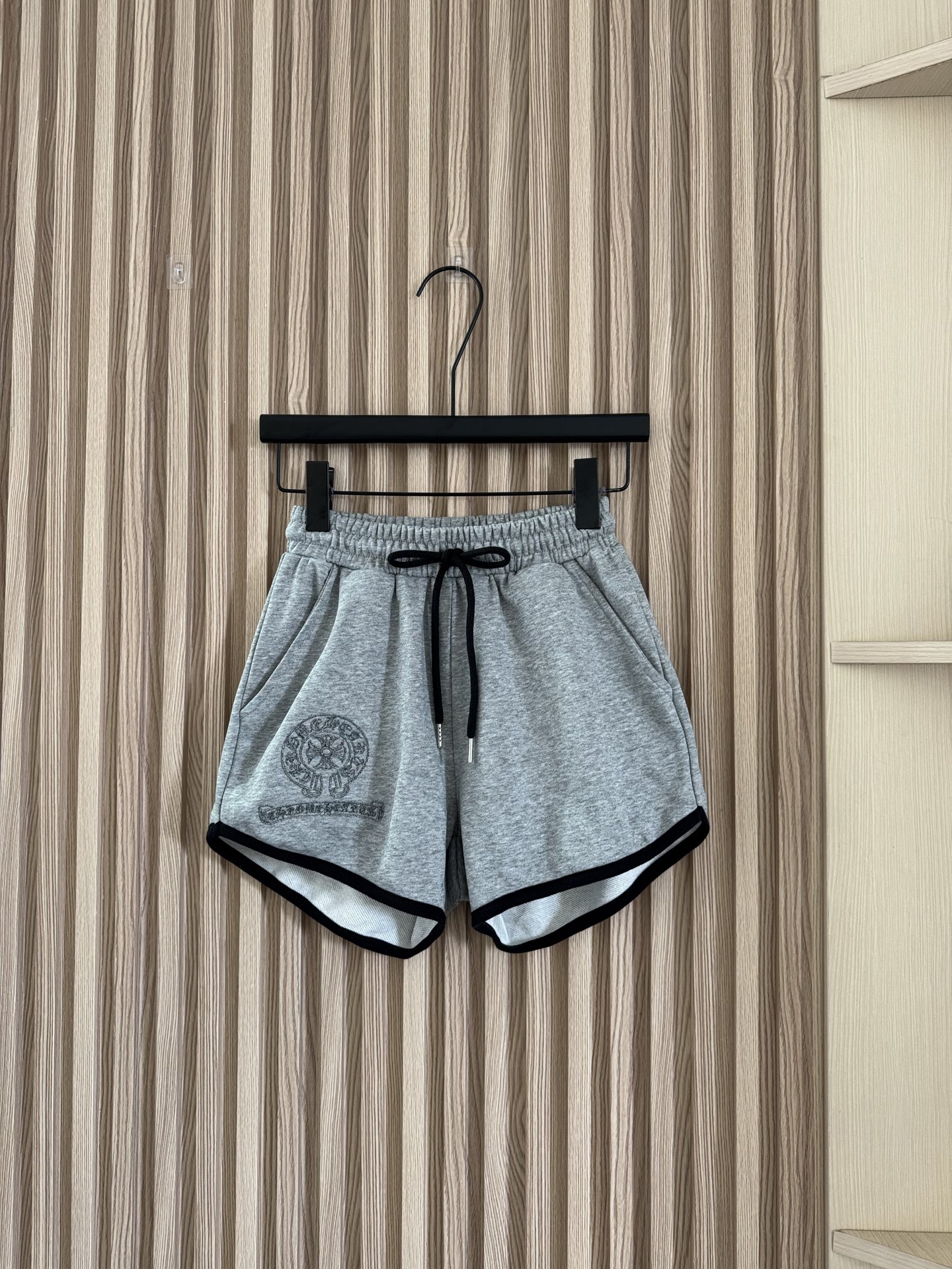 NO:426234,Croxin New summer style Heavy Industries Silver Wire Embroidered Logo Elastic Waist Drawstring Casual Shorts Custom Twill All-Cotton Wool Round Material Comfortable Texture Fully Quality High Waist Shorts Cut Waist Drawstring Adjustment Elastic Form a Structural Collision Adds Workwear Casual Fashionable Heavy Industries Silver Wire Embroidered Logo Pattern Color Gray Black Number of Sizes, Chrome Hearts, Shorts, Alexander Wang19860909克罗心  夏季新款 重工银丝刺绣徽标松紧腰抽绳休闲短裤 定制斜纹全棉毛圈材质 质感舒适 品相十足 高腰短裤裁剪 腰部抽绳调节松紧 形成结构性碰撞 增添工装休闲时尚感 重工银丝刺绣徽标图案 颜色灰色 黑色 码数,,chrome hearts,shorts,alexander wang,Women's clothing