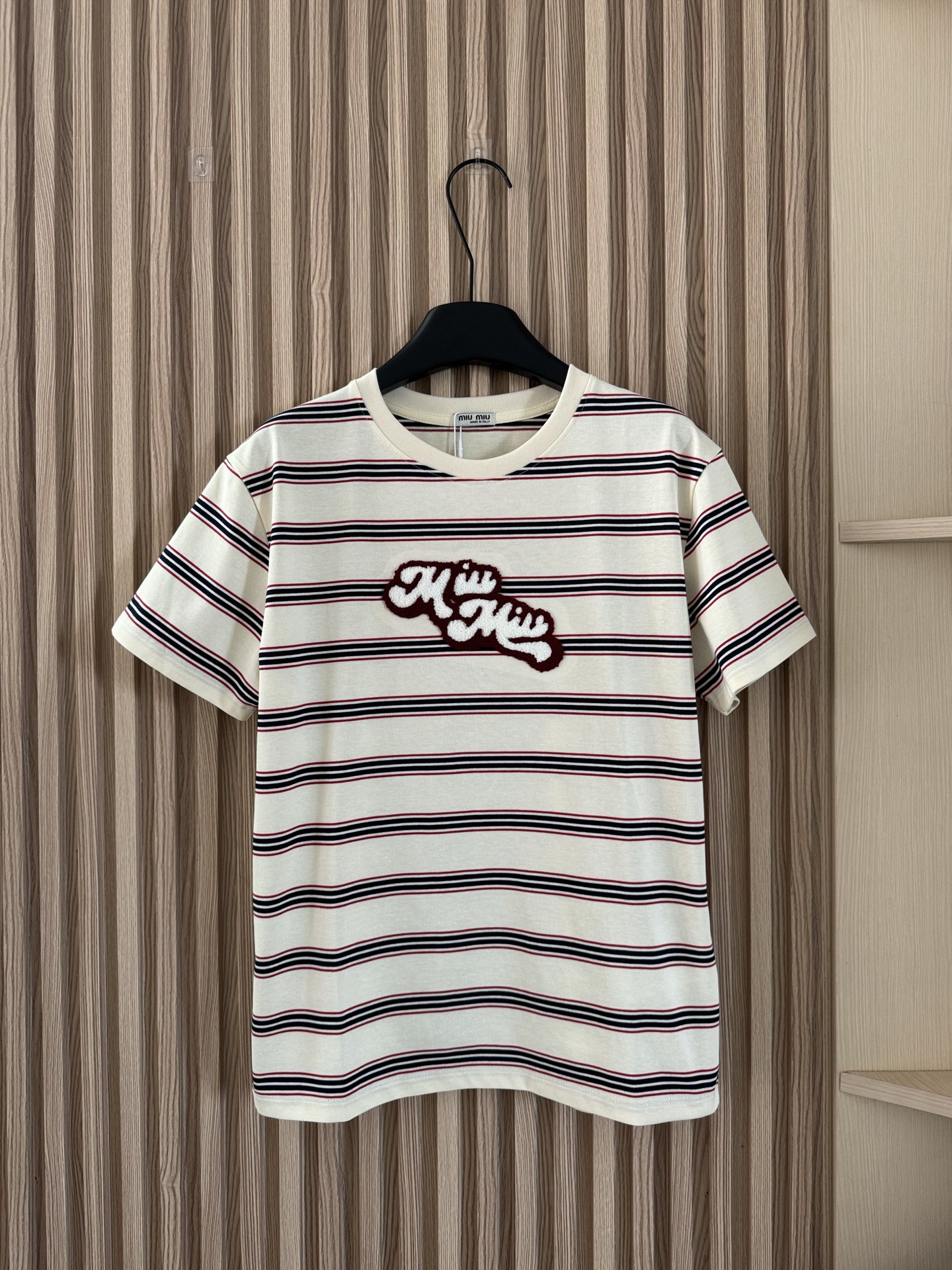 NO:426213,* New summer style, towel embroidered striped short-sleeved top, customized imported cotton material, breathable and comfortable, full texture, regular short-sleeved top cut, the upper body presents a casual and lazy style, the whole body is intertwined with stripes, the same color, the neckline is wrapped to increase the beautiful and casual feeling, the inner wear is brilliant and fashionable, the chest pocket towel embroidered with embroidered logo, highlighting the brand style, made of gram-weight pure cotton, comfortable and easy to wear, color navy blue, white, size, T-shirt, alexander wang19860909*  夏季新款 毛巾绣条纹短袖上衣 定制进口棉材质 透气舒适 质感十足 常规短袖上衣裁剪 上身呈现休闲慵懒的穿搭格调 通体条纹粗细交错 领口同色系包边 增加穿搭美高休闲感 单穿内搭都出彩时髦 胸前口袋毛巾绣点缀徽标 凸显品牌格调 采用克重纯棉制成 舒适好穿 颜色藏蓝色 白色 码数,,T-shirt,alexander wang,Women's clothing