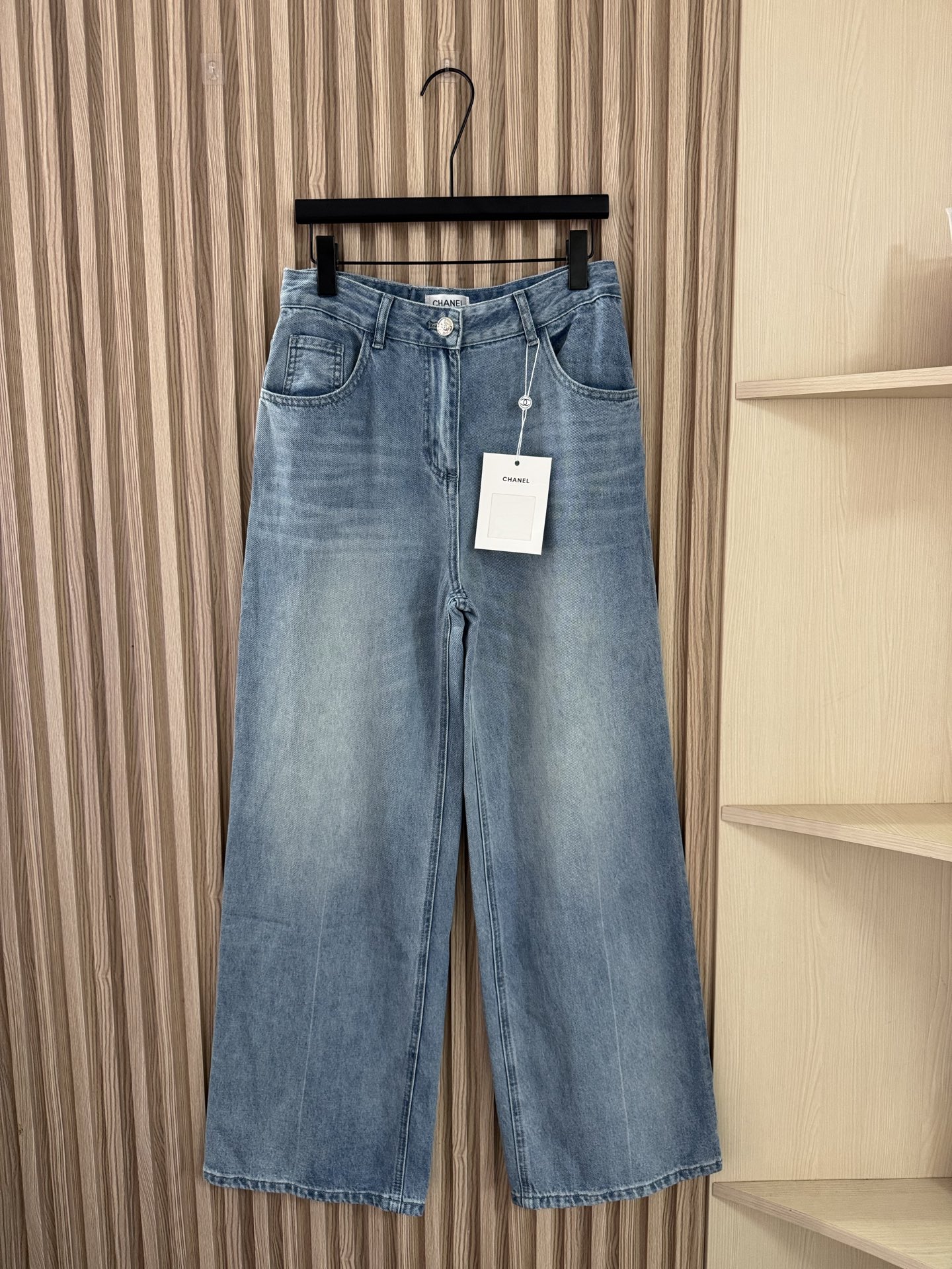 NO:456144,Chanel 25 summer new style, pocket double C alphabet piece embroidery, versatile slim high waist wide-leg jeans, washed light blue, especially beautiful, thin and soft fabric, you can also wear it in summer!  sml, chanel, jeans, alexander wang19860909Chanel 25夏季新款 口袋双C字母珠片刺绣百搭显瘦高腰阔腿牛仔裤 水洗浅蓝色特别好看,薄款柔软面料,夏天也可以穿！sml,,chanel,jeans,alexander wang,Women's clothing