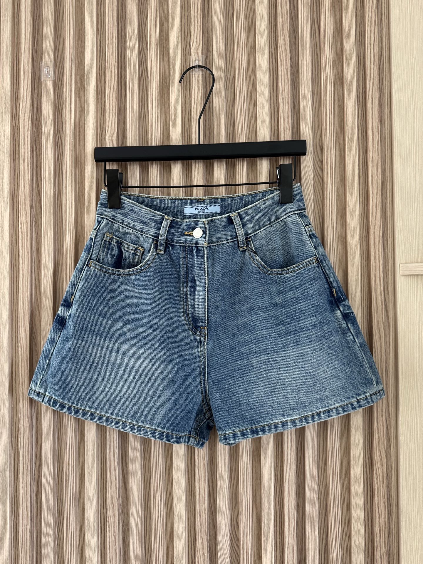 𝐏𝐫𝐚𝐝𝐚 
𝟐𝟎𝟐𝟓 夏季超显瘦的高腰牛仔短裤，𝟖𝟎𝐬美式复古风的基础牛仔短裤，简简单单的三角标点缀，