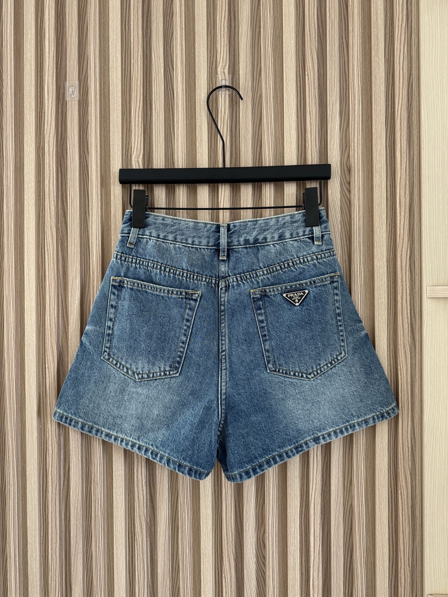 𝐏𝐫𝐚𝐝𝐚 
𝟐𝟎𝟐𝟓 夏季超显瘦的高腰牛仔短裤，𝟖𝟎𝐬美式复古风的基础牛仔短裤，简简单单的三角标点缀，