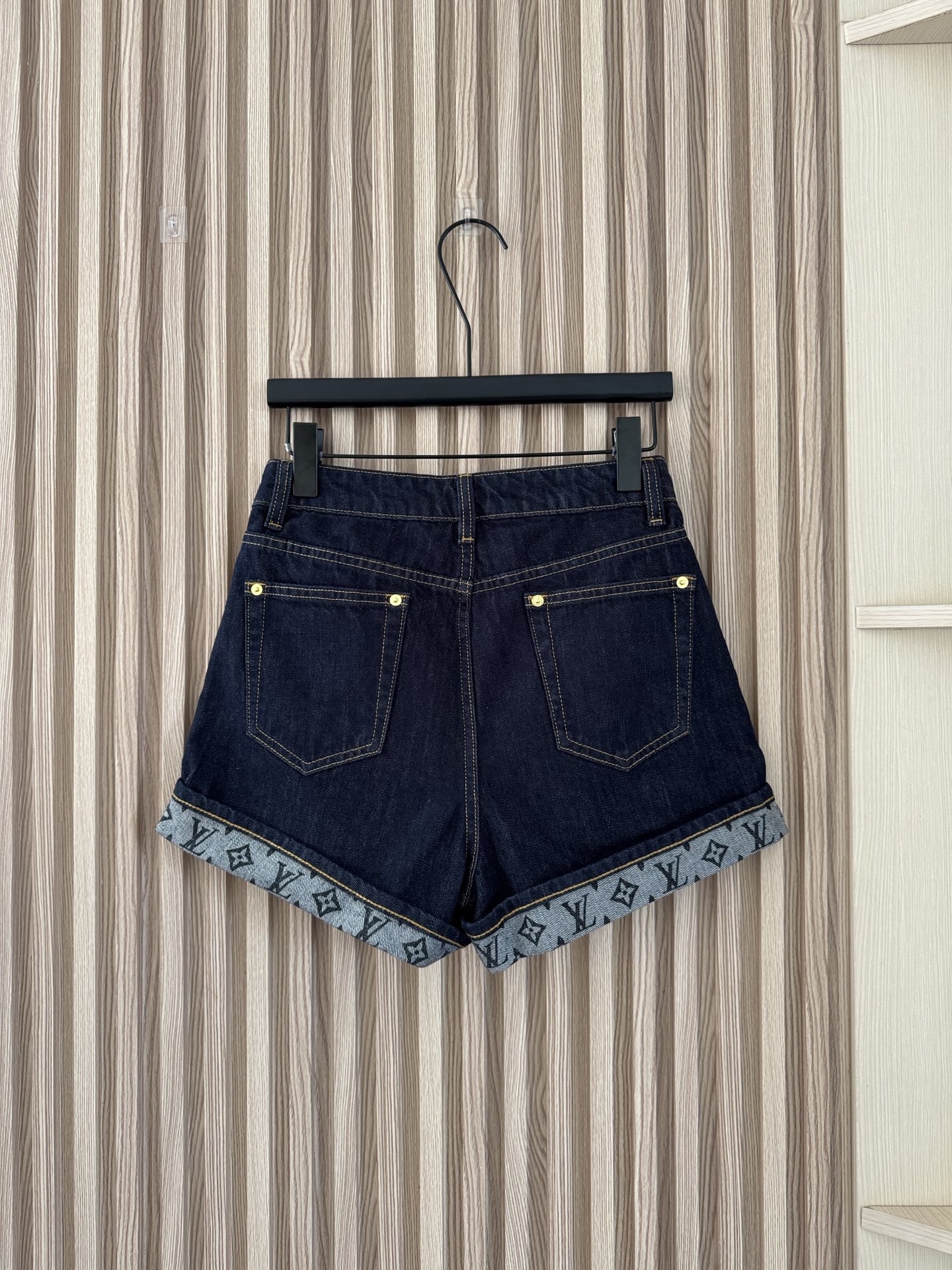 𝐋𝐨𝐮𝐢𝐬𝐕𝐮𝐢𝐭*𝐨𝐧 
𝟐𝟎𝟐𝟓 夏季新款 老花字母印花卷边牛仔短裤 定制𝐘𝐁斜纹棉牛仔材质 多重水