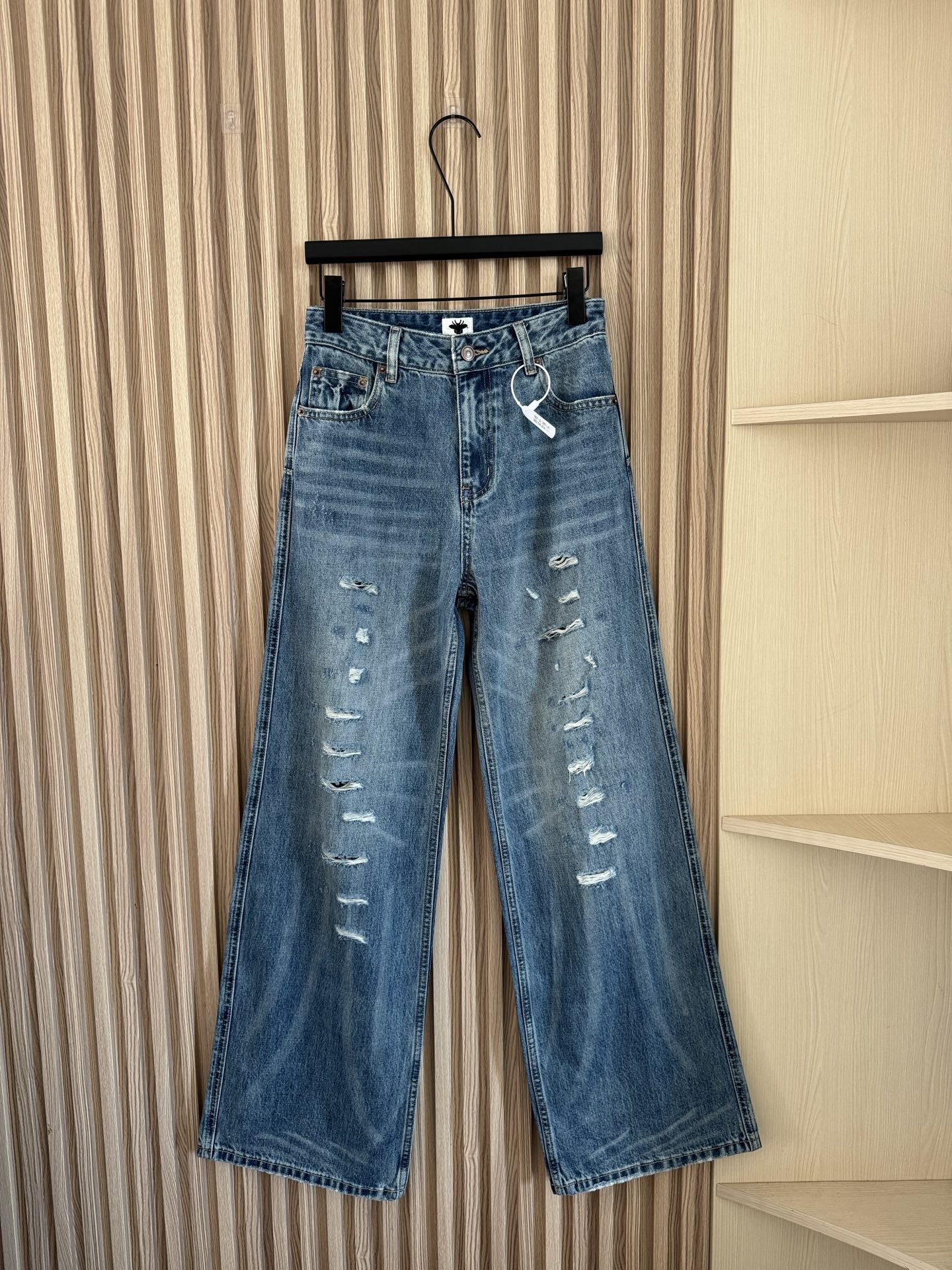 NO:438050,Dior early autumn new style, washable ripped cotton straight-leg jeans | Exclusive yb development!  High-end production!  Heavy industrial washing and destruction process, easy to wear and create a fashionable and fashionable look!  The texture of the pants is really amazing when you go out!  The top shape of the pants is excellent in saving the beautiful legs, making it look slimming and straight. The whole pair of pants adopts a bell-bottomed pants design to cover up and beautify the shortcomings of the legs. It is OK to match various tops in daily life!  In short, it is easy to wear and match!  Highly recommended!  Get it now!  24-30, Dior, Jeans, Alexander wang19860909Dior 早秋新款 水洗破洞棉质直筒牛仔裤丨独家yb开发！高版出品！重工洗水破坏工艺 轻轻松松穿出时尚潮流感！出街绝对百分百回头率裤型质感真的绝了！裤型上身效果极佳拯救不丸美腿型 显瘦显腿直 整条裤子采用的是喇叭裤型设计 遮盖美化腿部的不足 日常搭配各种上衣都很OK！总而言之就就是好穿又好搭！强烈推荐！赶紧入手吧！ 码数24-30,,dior,jeans,alexander wang,Women's clothing