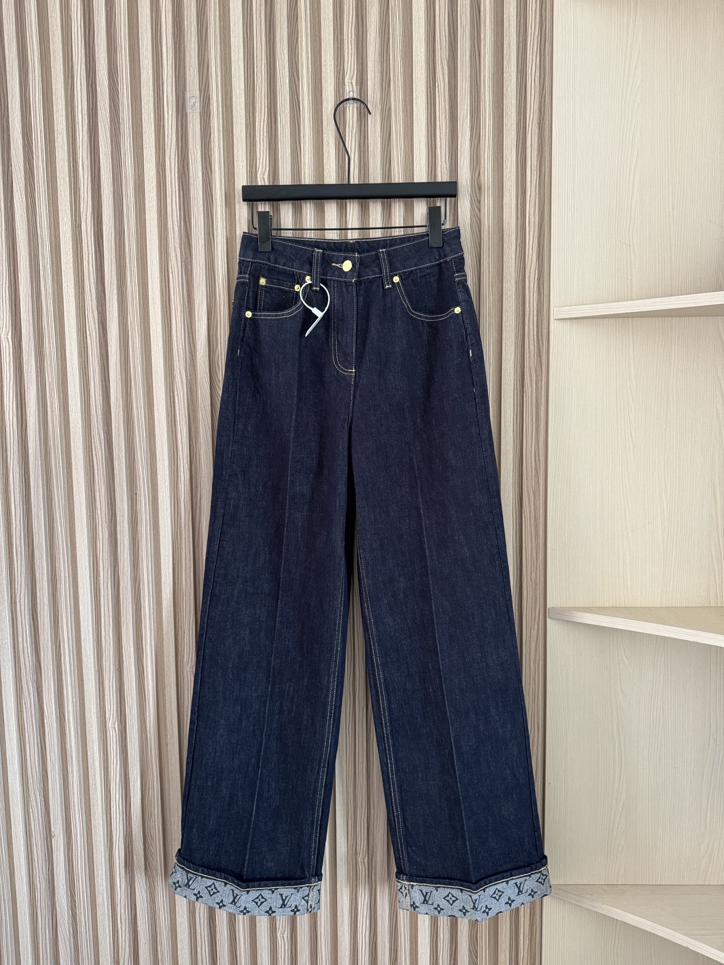 NO:438066,LouisVuit*on Old-fashioned letter printed curly jeans custom YB twill cotton denim material Multi-washed crisp texture The whole body retro dark blue Curly shaped classic and durable The trouser legs reveal the letter logo pattern of the four-leaf clover to highlight the brand style Create a casual high street style full of personality and creativity The upper body is full of high-end design, and it is brilliant and fashionable when matching. It is available in all seasons. Number of 24-30,,louis vuitton,alexander wang19860909LouisVuit*on 老花字母印花卷边牛仔长裤 定制YB斜纹棉牛仔材质 多重水洗 呈现出挺括质感 通体复古深蓝色 卷边造型 经典耐看 裤腿露出四叶草字母徽标图案 凸显品牌格调 打造休闲高街风格 充满个性和创意 上身高级设计感拉满 随便搭配都出彩时髦 四季皆可 码数24-30,,louis vuitton,alexander wang,Women's clothing