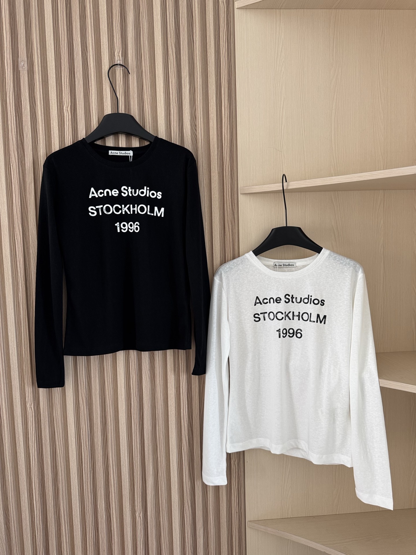 NO:453015,Acnestudios 25 autumn and winter new style, classic letter printing bamboo joint cotton long-sleeved T-shirt, alphanumeric printing, one second get paper man, suitable for daily shopping or vacation, sun protection and air conditioning shirt, conventional round neck design, bamboo joint cotton pendant fabric, breathable and skin-friendly, with a leisurely and comfortable feeling, two-color sml,,acne studios,dior,tees,t-shirt,alexander wang19860909Acnestudios 25秋冬新款 经典字母印花竹节棉长袖T恤 字母数字印花 一秒get纸片人 适合日常逛街或度假 可防晒可当空调衫 常规圆领设计 竹节棉坠感面料 透气亲肤 自带悠闲舒适的松弛感 两色sml,,acne studios,dior,tees，t-shirt,alexander wang,Women's clothing