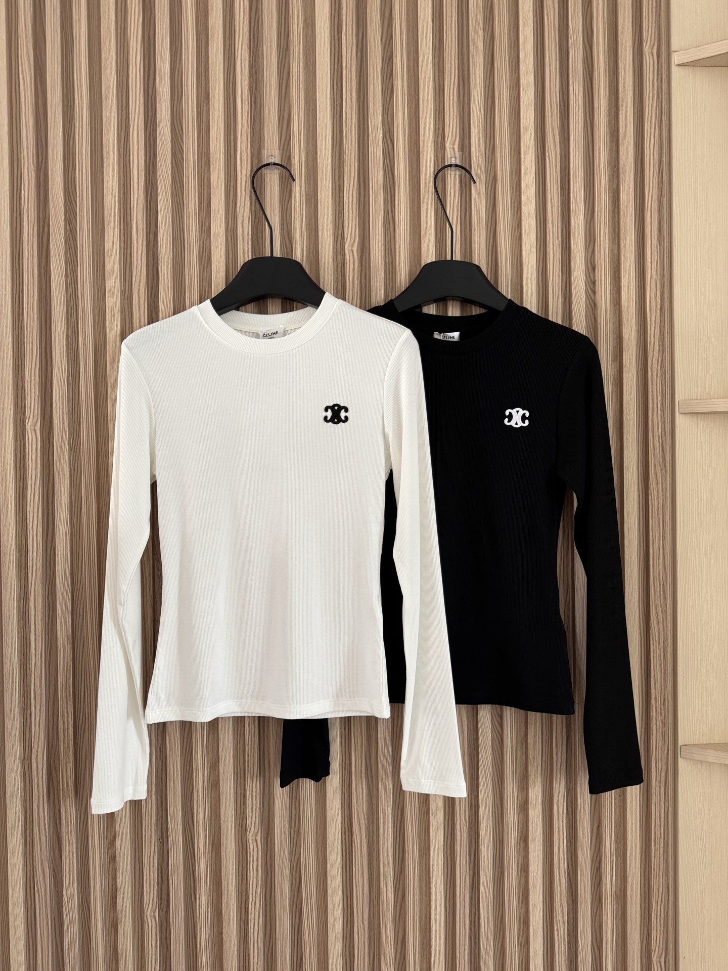 NO:453025,Celine 25 autumn and winter new style Arc de Triomphe embroidered slim elastic long-sleeved top, soft and skin-friendly, very easy to wear, slim and long-sleeved design, slim and versatile, threaded elastic cotton, good elasticity, not tight at all, undeformed, easy to wear, a basic shirt that is always available in the wardrobe, can create a different feeling of outfit, chest embroidery decoration, simple and atmospheric, very high-end texture, waist-hugging design, slim fit style highlights a good figure, new products in early autumn, slim long-sleeved base shirt, essential for autumn and winter, versatile and classic black and white colors!  Two-color sml, celine,alexander wang19860909Celine 25秋冬新款 凯旋门刺绣修身弹力长袖上衣 上身柔软亲肤 非常好穿 修身长袖设计 显瘦百搭 螺纹弹力棉 回弹性好 一点都不紧绷 不变形 耐穿好穿 衣柜常备的刚需打底衫 可打造不同感觉的穿搭 胸前刺绣装饰 简约大气非常显高级质感 收腰设计 修身版型凸显好身材 早秋新品 修身长袖打底衫 秋冬必备 黑白两色百搭经典！两色sml,,celine,alexander wang,Women's clothing