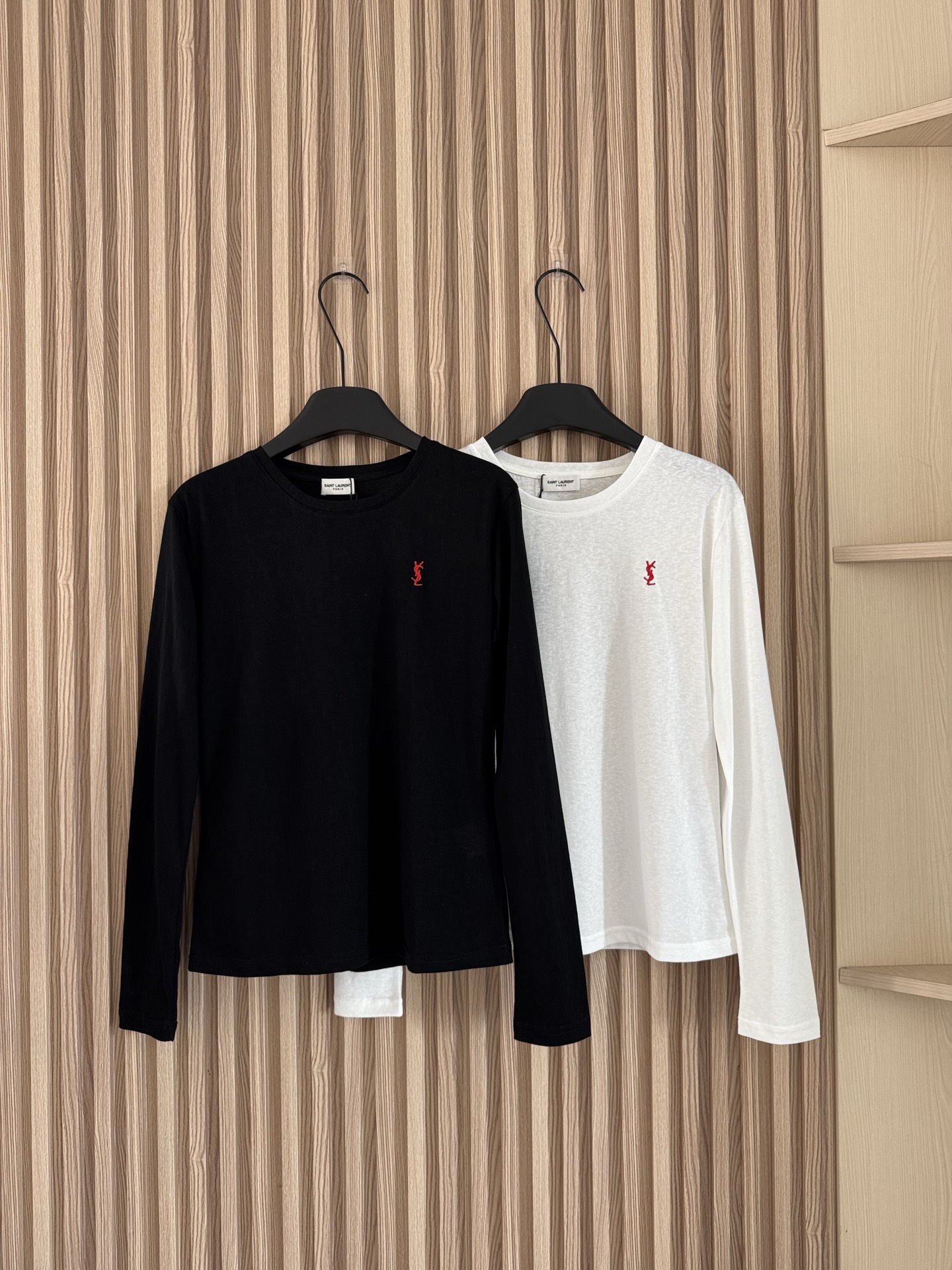 NO:452969,YSL 25 early autumn new style red label letter embroidered casual long-sleeved T-shirt, exclusive high-end production, bamboo joint cotton fabric, comfortable and skin-friendly red iconic logo letter embroidery, finishing touch simple design, easy to control all kinds of figures, whether worn inside or outside, two colors sml, saint laurent,tees, t-shirt, alexander wang19860909YSL 25早秋新款 红标字母刺绣休闲长袖T恤,独家高版出品,竹节棉面料,舒适亲肤胸前红色的标志性徽标字母绣花,点睛之笔简约设计,各种身材轻松驾驭无论是内穿还是外搭都可以轻松驾驭 两色sml,,saint laurent,tees，t-shirt,alexander wang,Women's clothing