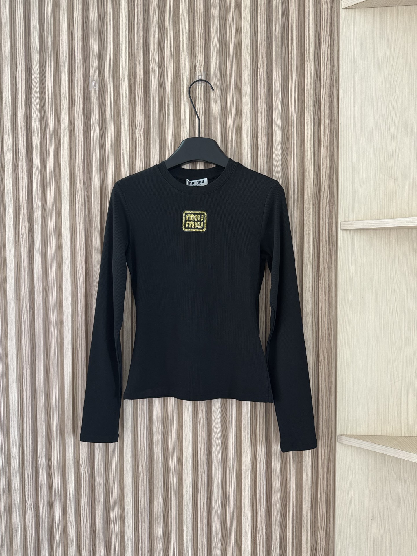 NO:457432,MIU 25 autumn and winter new style gold wire letter embroidery logo thread elastic slim long-sleeved T-shirt custom-made gold wire embroidery logo, high-end and noble at a glance, full of luxury!  Pure cotton elastic threaded fabric, very comfortable to wear with close body!  It has great elasticity, is not tight, is not pilling or deformed, and it looks good even if you wear it alone!  Three-color sml, miumiu,tees,t-shirt,alexander wang19860909MIU 25秋冬新款 金丝字母刺绣标识螺纹弹力修身显瘦长袖T恤 定制同色金丝刺绣标识,一眼高级贵气,奢感十足！纯棉弹力螺纹面料,贴身穿超舒服！弹力大,不紧绷,不起球不变形,单穿内搭都好看！三色sml,,miumiu,tees，t-shirt,alexander wang,Women's clothing