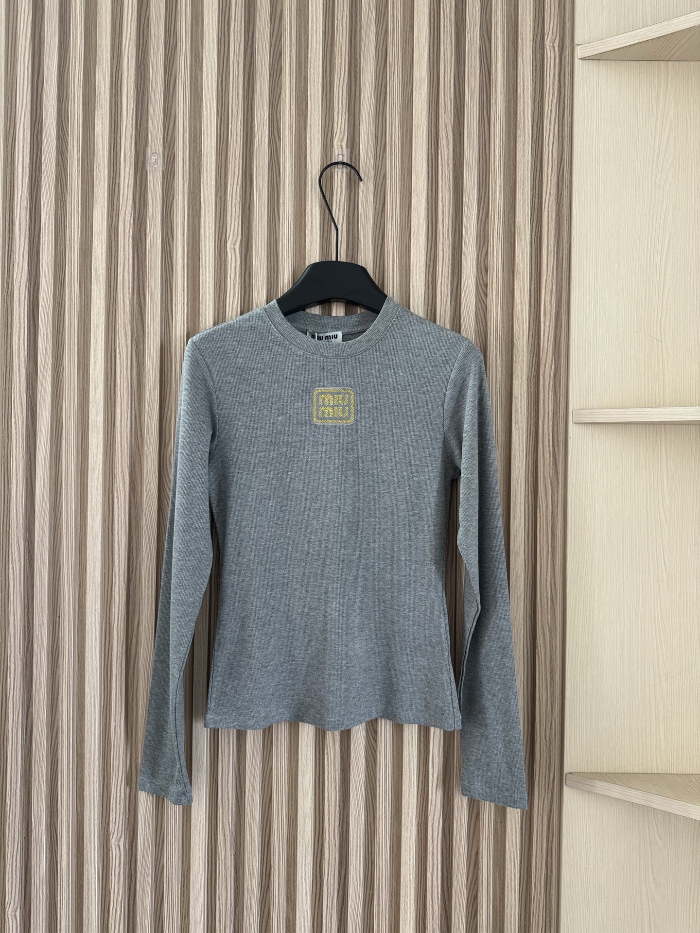 NO:457426,MIU 25 autumn and winter new style gold wire letter embroidery logo thread elastic slim long-sleeved T-shirt custom-made gold wire embroidery logo, high-end and noble at a glance, full of luxury!  Pure cotton elastic threaded fabric, very comfortable to wear with close body!  It has great elasticity, is not tight, is not pilling or deformed, and it looks good even if you wear it alone!  Three-color sml, miumiu,tees,t-shirt,alexander wang19860909MIU 25秋冬新款 金丝字母刺绣标识螺纹弹力修身显瘦长袖T恤 定制同色金丝刺绣标识,一眼高级贵气,奢感十足！纯棉弹力螺纹面料,贴身穿超舒服！弹力大,不紧绷,不起球不变形,单穿内搭都好看！三色sml,,miumiu,tees，t-shirt,alexander wang,Women's clothing