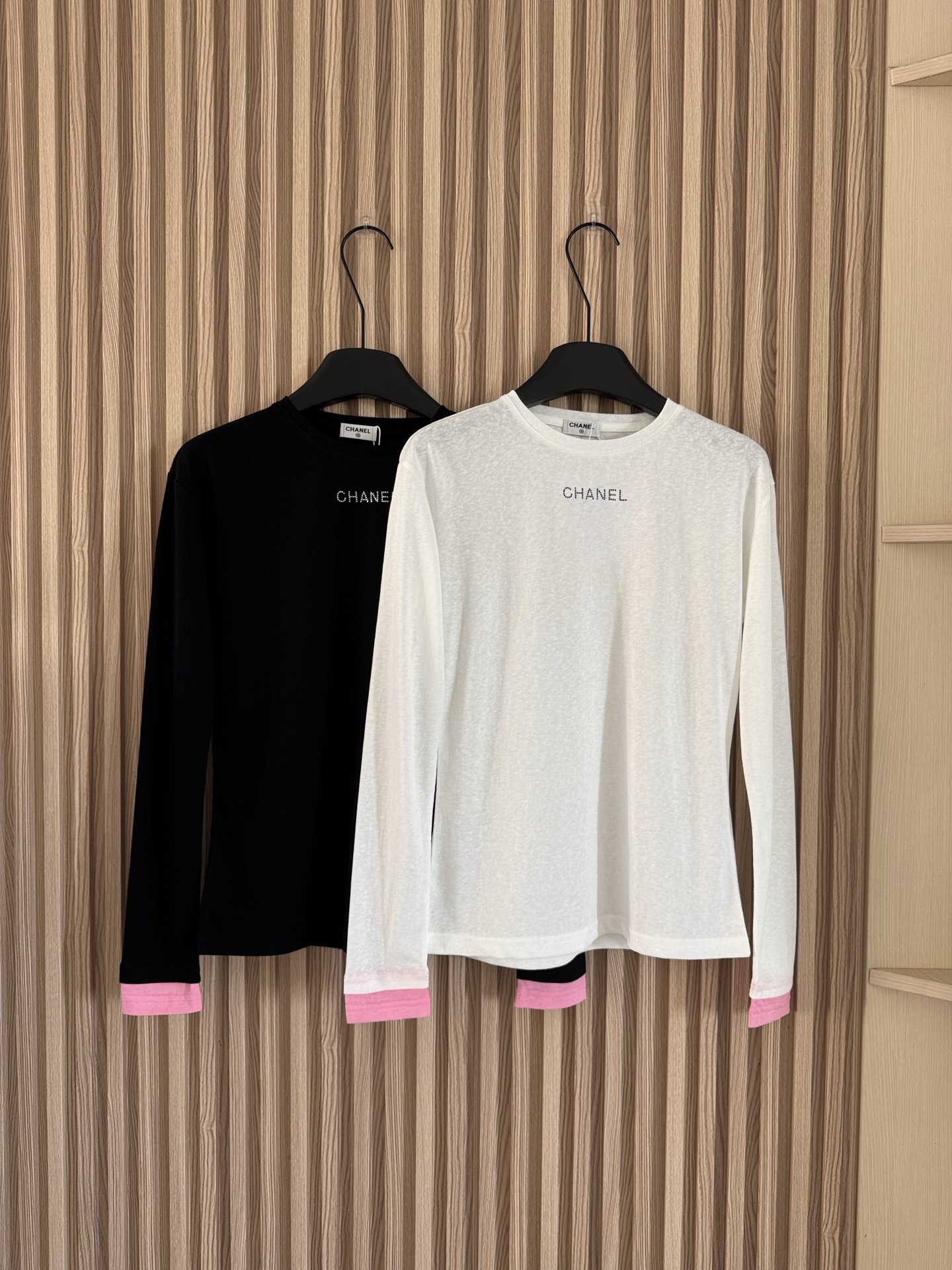 NO:456142,Chanel 25 summer new style, letters, hot diamond bamboo cotton casual long-sleeved T-shirt, with a little pink on the cuffs, which is amazing at first glance, and the overall vitality and agility are not as dull as ordinary T-shirts!  It looks great if you wear it alone!  It is also amazing and special when making an inner wear in autumn and winter!  100% bamboo-link cotton fabric, smooth, breathable and comfortable to wear!  Hot pressed contrasting colored iron diamonds are not easy to fall off!  Highly recommended!  Two-color sml, chanel,tees,t-shirt,alexander wang19860909Chanel 25夏季新款 字母烫钻竹节棉休闲长袖T恤 袖口拼接一点点的粉色,一眼惊艳,整体瞬间活力灵动起来,没有普通常规T恤的沉闷！单穿就很好看！秋冬做内搭露出一点粉色也很惊艳,很特别！ 百分百竹节棉面料,顺滑透气舒服好穿！热压的撞色烫钻不易掉！强烈推荐！两色sml,,chanel,tees，t-shirt,alexander wang,Women's clothing