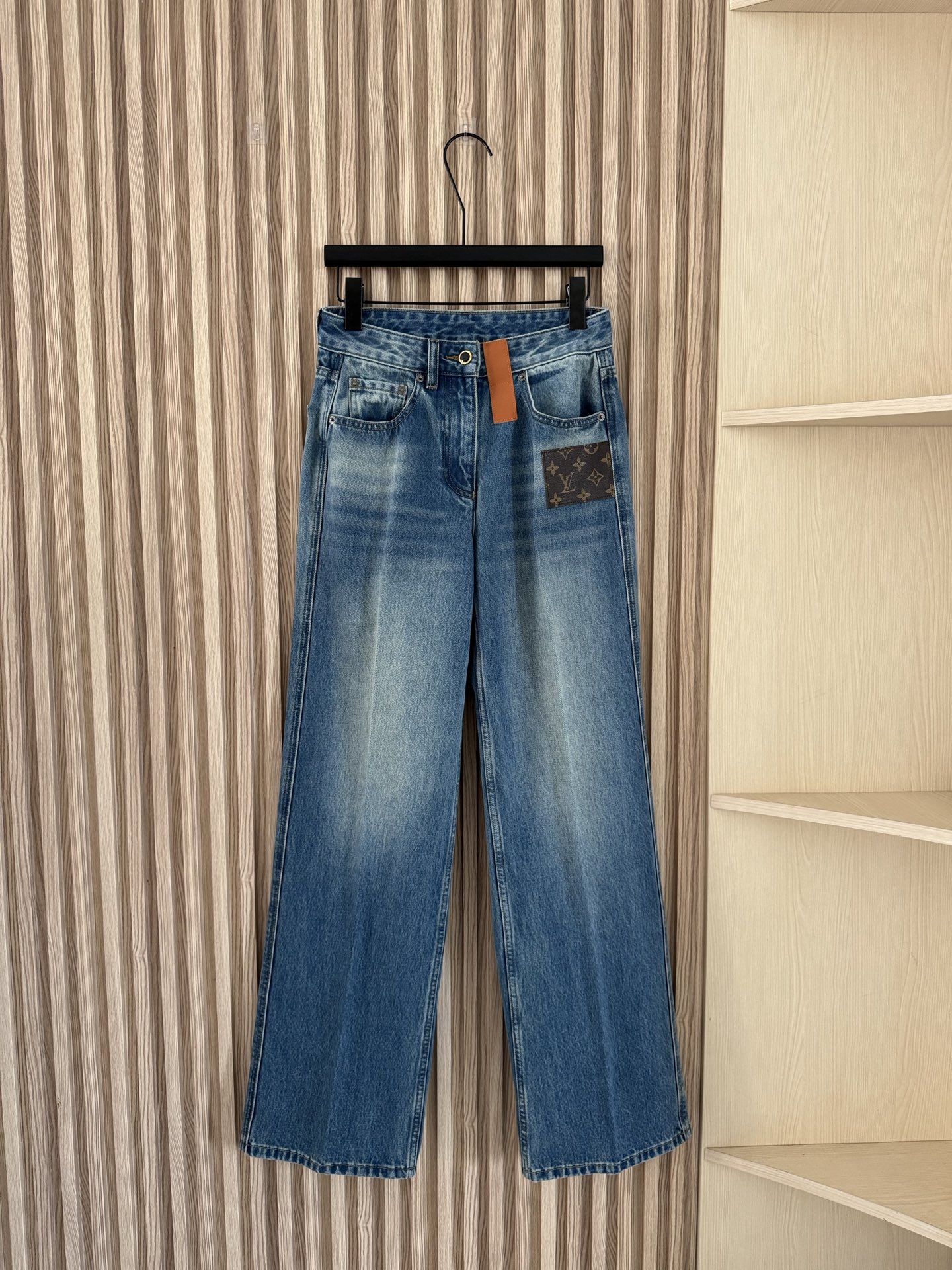 NO:457415,LouisVuitt*n 25 autumn and winter new model, super big hit high-waist slim and versatile wide-leg jeans, customized presbyopia leather brand plus V-home iconic orange leather label is super design-oriented, simple, atmospheric and durable, this year's super hot model. The original version and washing water are super amazing, the fabric is also restored one-to-one, soft and droopy, the texture is top-grade, the upper body is super good-looking, skin-friendly and comfortable. Number 24-30,,louis vuitton, jeans, alexander wang19860909LouisVuitt*n 25秋冬新款 超级大爆款高腰显瘦百搭阔腿牛仔裤,定制老花皮牌加v家标志性橙色皮标超有设计感,简约大气耐看,今年的超级爆款.原版开发的版型和洗水超级绝,面料也是一比一还原,柔软又又垂感,质感手感上档次,版型上身超好看,亲肤舒适 码数24-30,,louis vuitton,jeans,alexander wang,Women's clothing