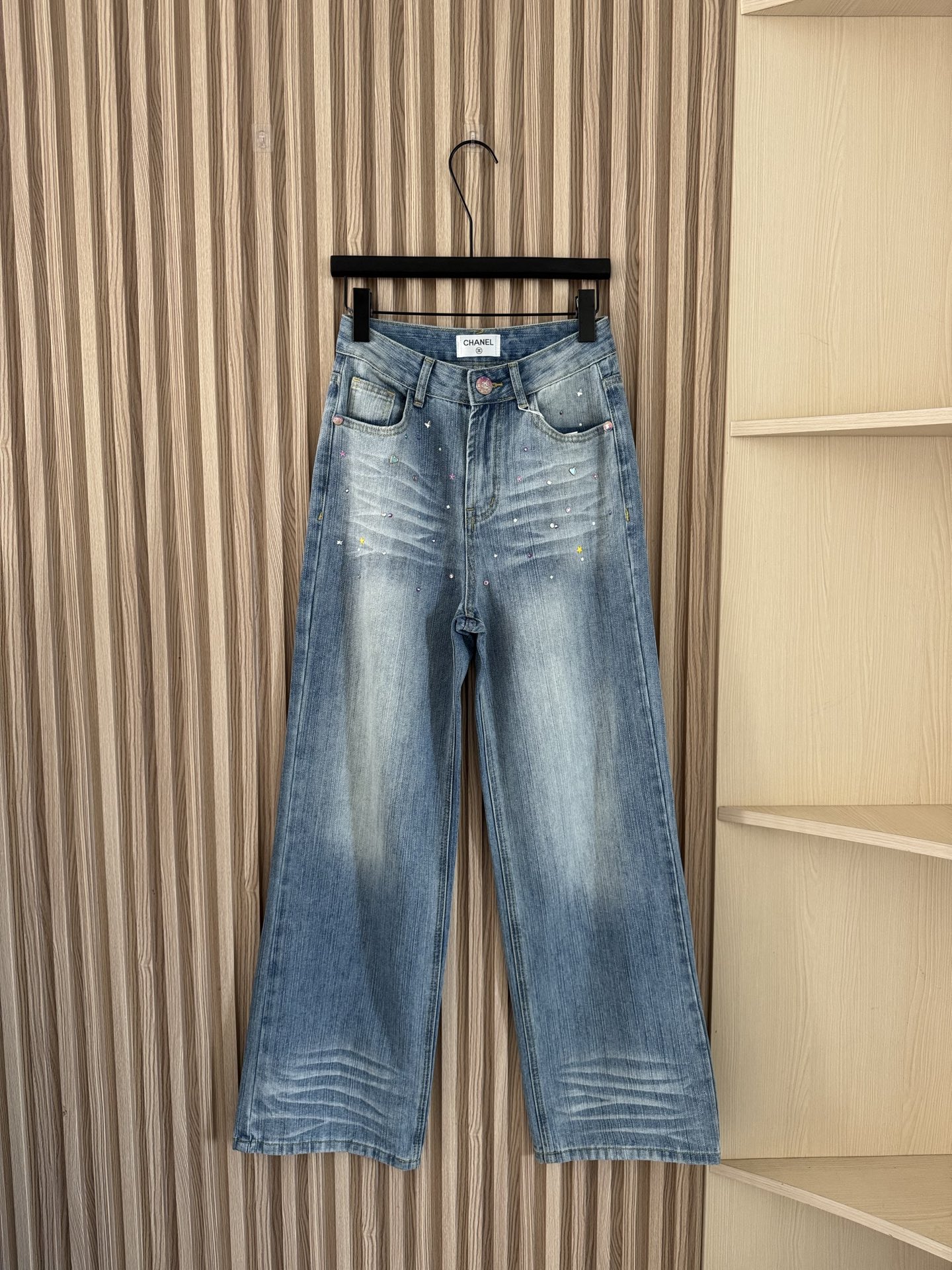 NO:479192,Chanel 25 early autumn new style, beautiful and fried dopamine colored diamond mermaid pleated jeans are really super beautiful!  It's very flashing in the sun!  The small love, stars, butterflies and other shapes are decorated with diamonds. It is like the original owner of the mermaid princess. The up and down water washes and scratches are like waves, and the beach vacation style is full of style!  The leather cards behind also come with their own star patterns, and the rate of filming when traveling, especially on the beach!  Daily commuting clothes will not be too exaggerated, and the fabric will be soft and droopy-free!  Highly recommended good pants!  Keep your own money!  janel jeans alexander wang19860909Chanel 25早秋新款 美炸了的多巴胺彩钻美人鱼压褶牛仔裤实物真的超级美！阳光下很闪！小小的爱心、星星、蝴蝶等形状贴钻装饰,穿上简直就是美人鱼公主本主,上下水洗抓纹犹如海浪,沙滩度假风情十足！后面皮牌也是自带星星图案的,出门旅行尤其是海边出片率百分百！日常通勤穿着也不会过于夸张,面料柔软垂感不易皱！强烈推荐的好裤子！自留款！码数sml,,chanel,jeans,alexander wang,Women's clothing