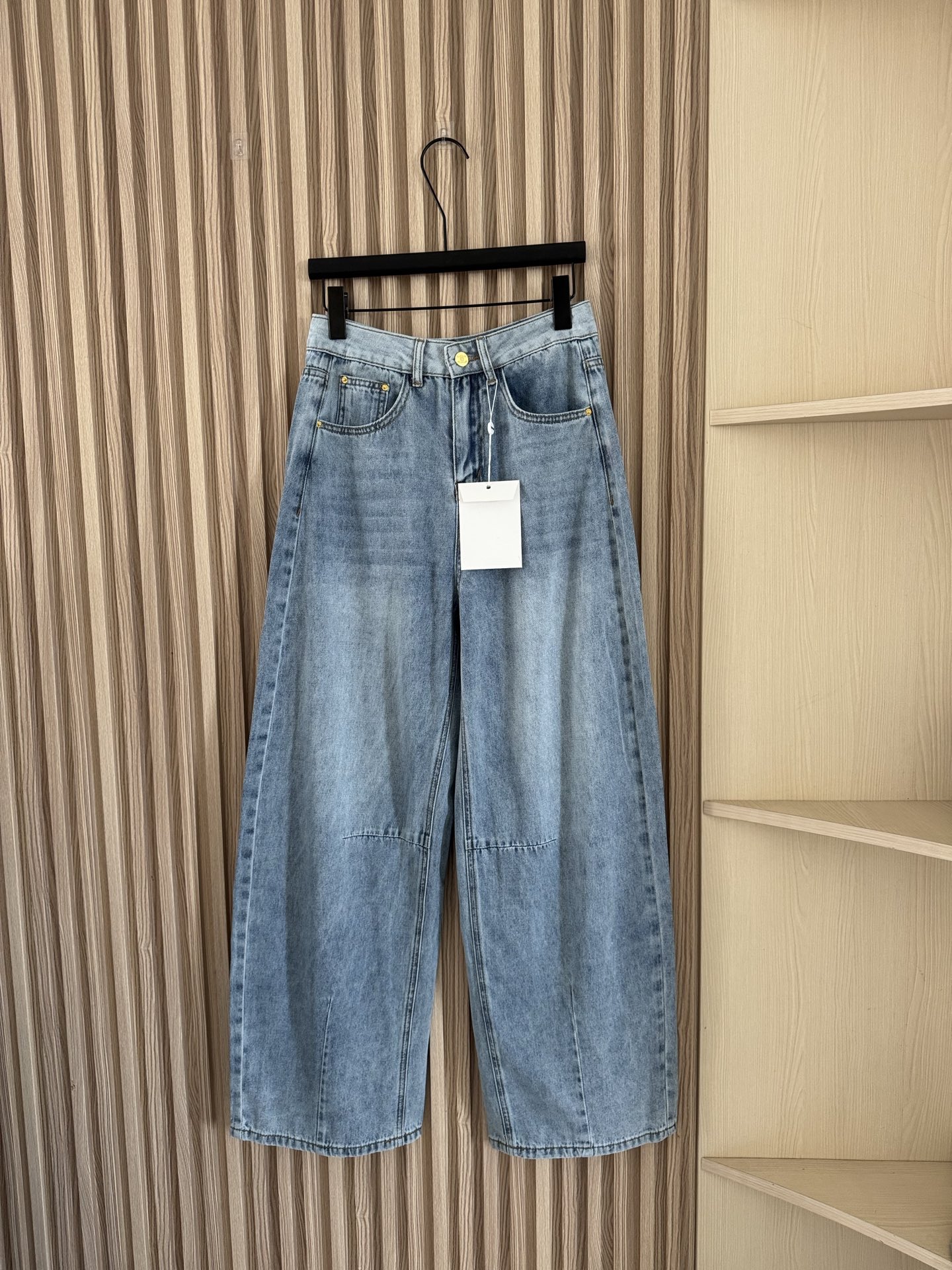 NO:456138,Chanel 25 early autumn new style, letter printed jeans on the back waist, loose wide-leg style, wide hip circumference, pear-shaped sisters with a stunning body closed their eyes!  Soft and breathable thin fabric, you can wear it in spring, autumn and summer!  Wide-legged carrot pants have high tolerance, no body shape, and can handle any leg shape!  sml, chanel, jeans, alexander wang19860909Chanel 25早秋新款 后腰头字母印花牛仔裤 宽松阔腿版型,臀围比较宽,梨形身材的姐妹闭眼入！柔软透气薄款面料,春秋夏三季都能穿！阔腿萝卜裤型包容度高,不挑身材,任何腿形都能驾驭！sml,,chanel,jeans,alexander wang,Women's clothing