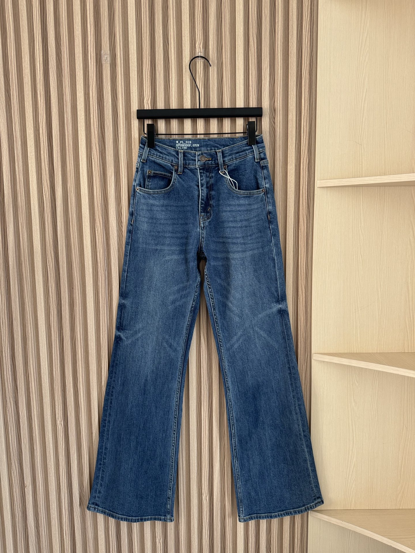 NO:479185,Celine 25SS Original single quality goddess same style of micro-flare jeans Customized original single high-quality fabric, soft and drooping, the crisp style combined with simple and elegant design, easily wear it out of the old money style. Whether it is a trendy frontline or daily casual, it can make your matching full of novelty. Create your exclusive style and show your personality., celine, jeans, alexander wang19860909Celine 25SS 原单品质女神同款微喇牛仔裤 定制原单优质面料,柔软中带有垂感,挺括的版型与简约大方的设计相结合,轻轻松松穿出老钱风.无论是潮流前线还是日常休闲,它都能让您的搭配充满新意.打造你的专属风格,尽情展现个性.,,celine,jeans,alexander wang,Women's clothing