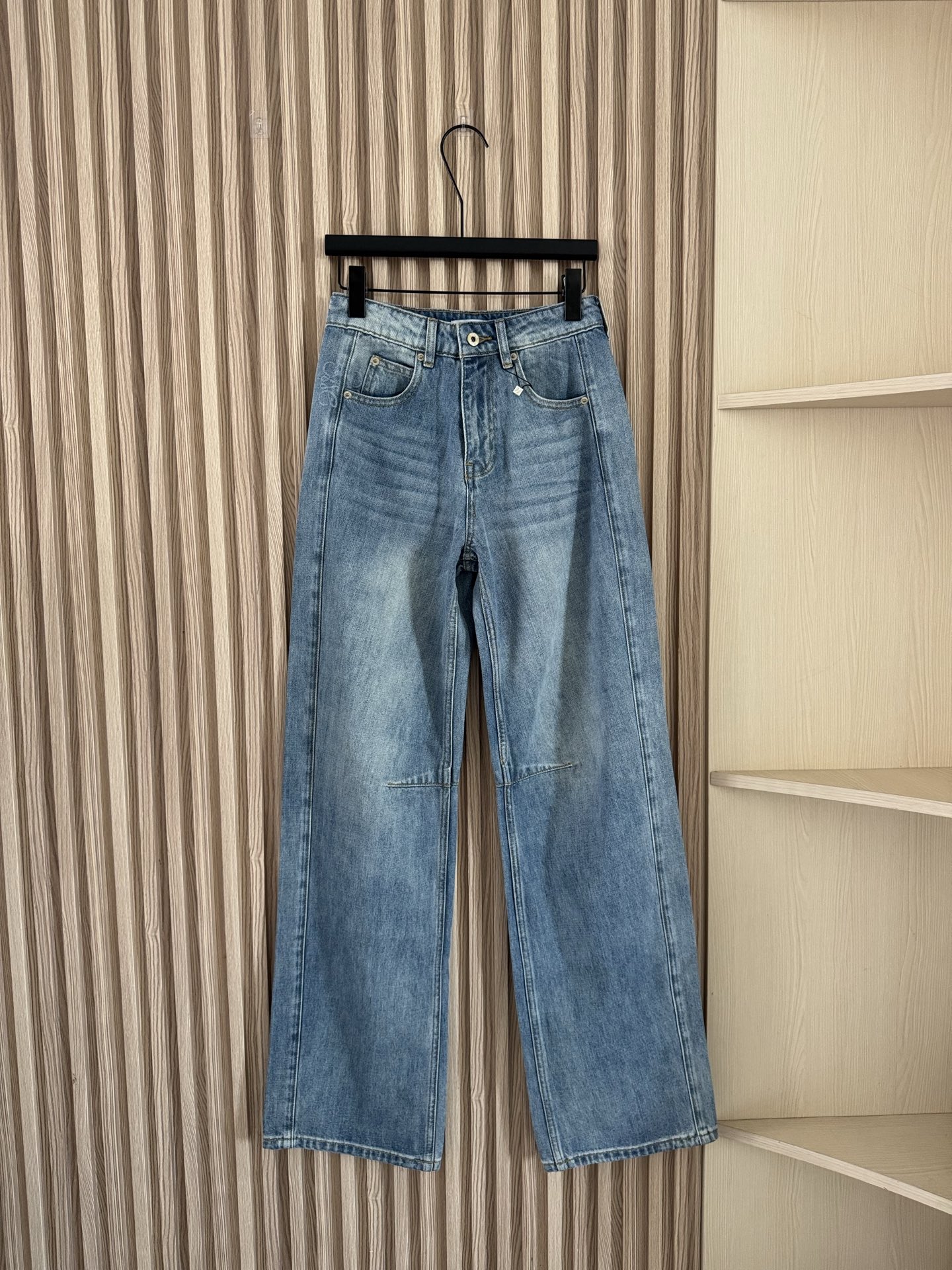 NO:456131,Loewe 25 Spring and Summer New Style Fashionable and Fine Dressing Retro Light Blue Denning Scythe Jeans!  Imported denim has a strong skin-skinned and customized active washing process, conical wide-leg design is awesome!  The classic style is not picky and versatile and fashionable!  Super slim on the upper body!  The imported washing cowboy fabric has a wide and stylish texture!  Highly recommended single items, customized leather hardware accessories!  32-44, loewe, jeans, alexander wang19860909Loewe 25春夏新款 时髦精穿搭复古浅蓝色丹宁镰刀牛仔裤！进口牛仔筋骨感十足定制活性洗水工艺,锥形阔腿设计上身A爆啦！经典版型不挑人百搭又时髦！上身超显瘦！进口洗水牛仔面料质感挺阔有型！强烈推荐单品,定制皮牌五金配件！32-44,,loewe,jeans,alexander wang,Women's clothing