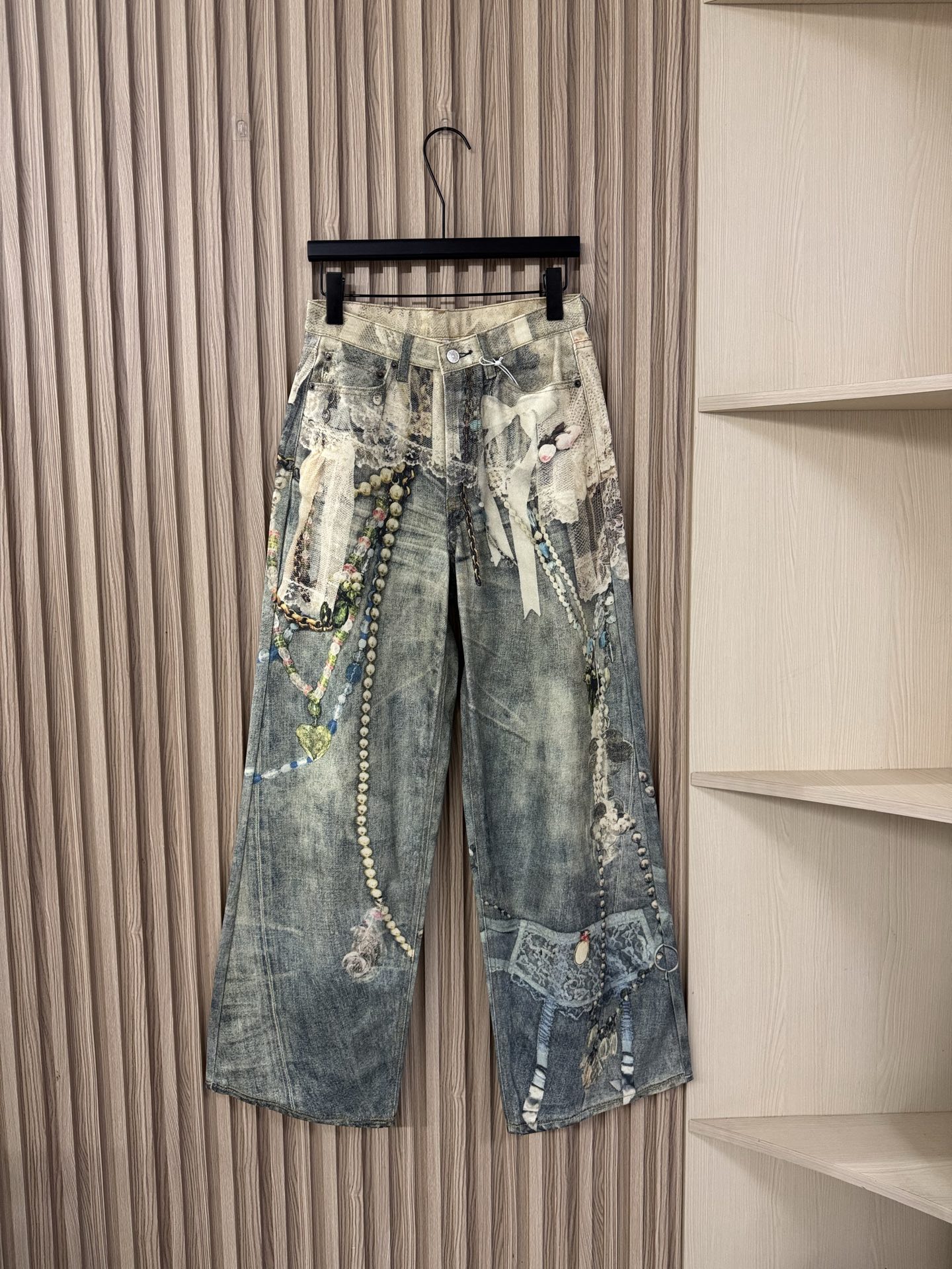 NO:456121,Acnestudios The huge and beautiful 3D lace digital printed jeans is much more complicated than candy pants. There are many details. The more you look at it, the more you like it. The overall silhouette is the trendy style. In recent years, it has been a very popular single product style. You can understand the details by looking at the pictures. It is not the cheap quality of looking at pictures in the market. 26-29,,acne studios,dior,jeans,alexander wang19860909Acnestudios 巨好看的爆款3D蕾丝数码印花牛仔裤 比糖果裤复杂很多 超多细节 越看越喜欢 整体是这种潮款的廓形 近年都是很流行的单品版型 细节看图片就懂了 不是市场那种便宜看图的品质 26-29,,acne studios,dior,jeans,alexander wang,Women's clothing