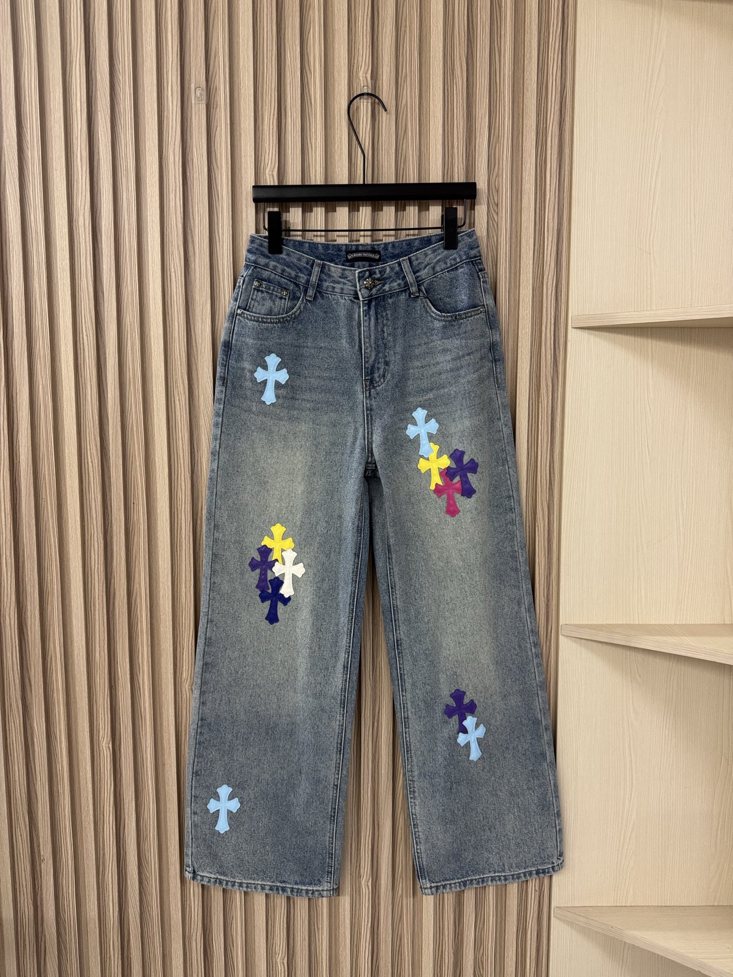 NO:456116,CH Croxin 25 new colored cross leather label wash jeans super versatile, can be worn all seasons, and must-see items!  The color matching is very eye-catching, but it is not very exaggerated. It will look good when paired with a small T-shirt!  Create a cyberpunk girl atmosphere anytime, anywhere, and be the most dazzling leg sperm on the street!  sml, chrome hearts,jeans,tees,t-shirt,alexander wang19860909CH克罗心 25新款 彩色十字架皮标水洗牛仔裤 超级百搭,四季可穿,不容错过的牛货单品！色彩搭配很亮眼,但又不会很浮夸,随便搭配一件小T恤就hin好看的！随时随地营造赛博朋克女孩氛围,做这个街上最耀眼的腿精！sml,,chrome hearts,jeans,tees，t-shirt,alexander wang,Women's clothing