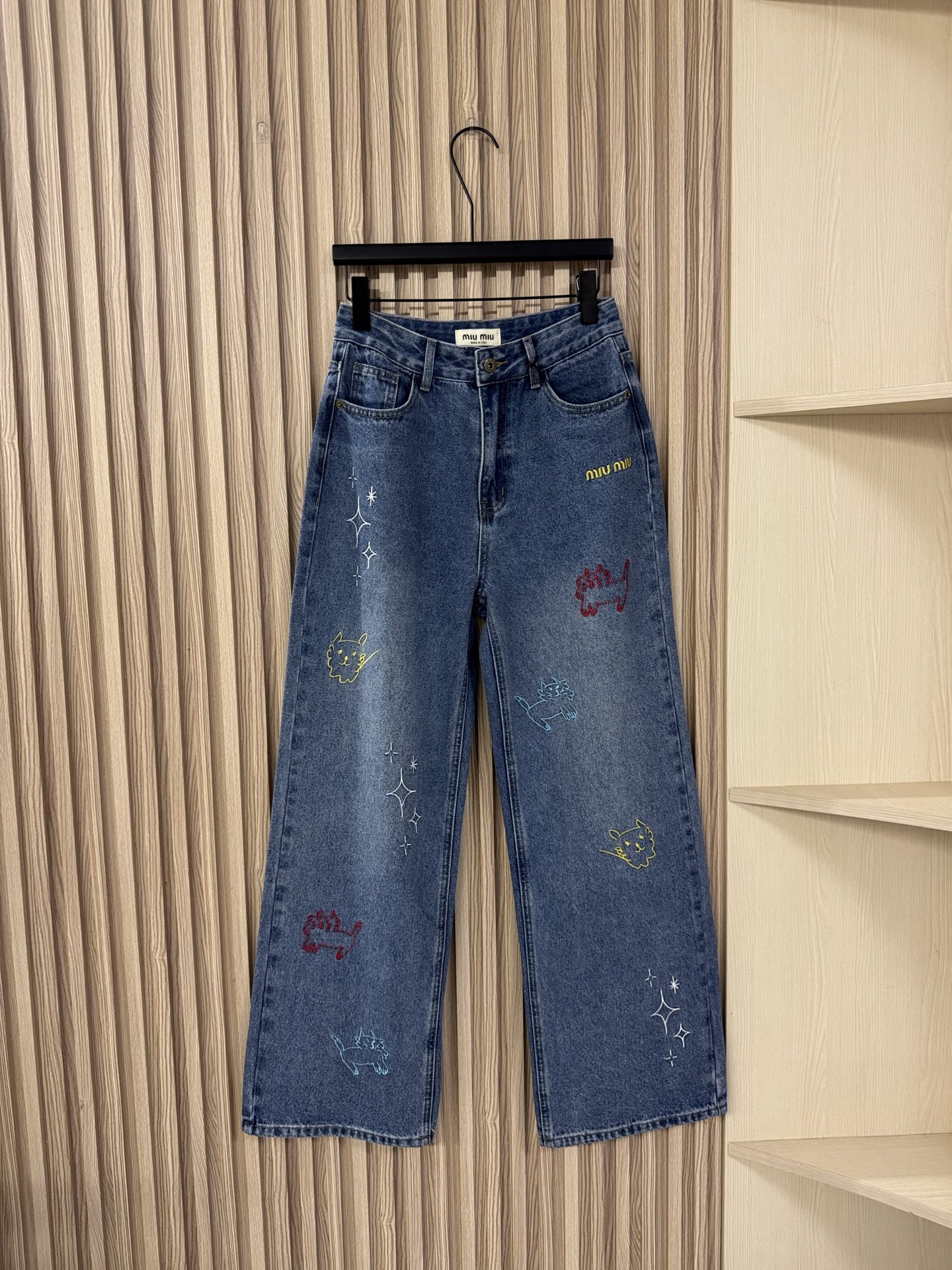 NO:456111,MIU Colorful embroidered cat straight-legged slim jeans. The color-embellished cartoon cat design is really cute!  A boring life requires these colorful items to add fun, it is very young and lively and vibrant!  Ten years younger when dressed!  Soft drooping fabric, washed dark blue straight barrel high waist wide-leg style is not picky about the figure, highly recommended!  sml, miumiu,alexander wang19860909MIU 一眼心动彩色刺绣猫咪直筒显瘦牛仔长裤 彩色刺绣的卡通猫咪设计真的太可爱啦！枯燥的生活很需要这些五彩缤纷的单品增添乐趣,很减龄活泼,生机勃勃的感觉！穿上年轻十岁！柔软垂感的面料,水洗深蓝色直筒高腰阔腿版型不挑身材,强烈推荐！sml,,miumiu,alexander wang,Women's clothing