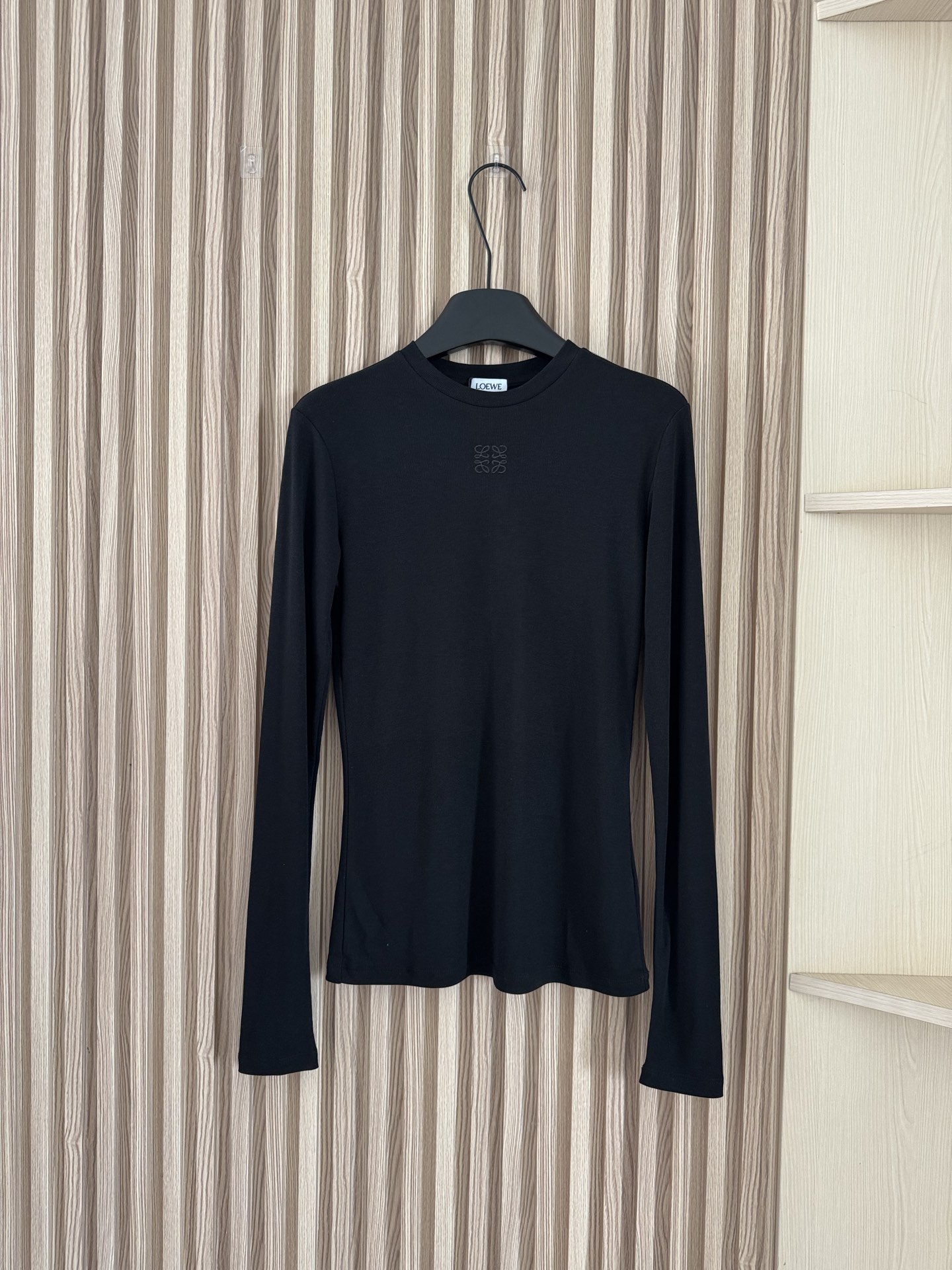 NO:457461,Loewe 25 autumn and winter new style, high-end old-money style Morandi color base shirt, long-sleeved T-shirt, elastic threaded fabric is soft and comfortable, embroidered with small embroidery logos in the same color, highlighting the brand's charm. The colors made this year are very special, very high-end old-money color matching, paired with linen pants and jeans!  A low-key and elegant item!  Three-color sml, loewe, jeans,tees,t-shirt,alexander wang19860909Loewe 25秋冬新款 高级老钱风莫兰迪色系打底衫长袖T恤 弹力螺纹面料软糯舒适,同色系刺绣小标识点缀,凸显品牌魅力.今年做的色系很特别,很高级老钱的配色,搭配亚麻裤牛仔裤绝啦！低调又不失优雅大气的单品！ 三色sml,,loewe,jeans,tees，t-shirt,alexander wang,Women's clothing