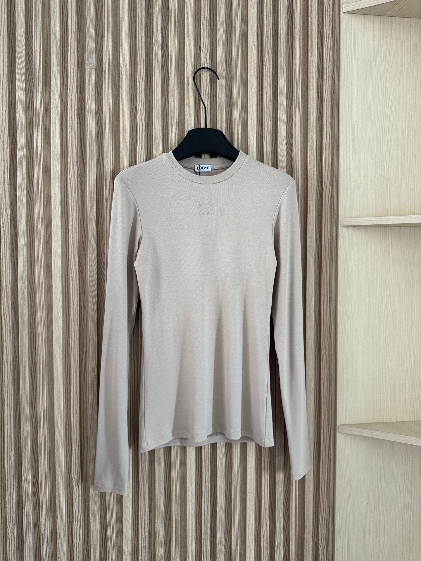 NO:457456,Loewe 25 autumn and winter new style, high-end old-money style Morandi color base shirt, long-sleeved T-shirt, elastic threaded fabric is soft and comfortable, embroidered with small embroidery logos in the same color, highlighting the brand's charm. The colors made this year are very special, very high-end old-money color matching, paired with linen pants and jeans!  A low-key and elegant item!  Three-color sml, loewe, jeans,tees,t-shirt,alexander wang19860909Loewe 25秋冬新款 高级老钱风莫兰迪色系打底衫长袖T恤 弹力螺纹面料软糯舒适,同色系刺绣小标识点缀,凸显品牌魅力.今年做的色系很特别,很高级老钱的配色,搭配亚麻裤牛仔裤绝啦！低调又不失优雅大气的单品！ 三色sml,,loewe,jeans,tees，t-shirt,alexander wang,Women's clothing