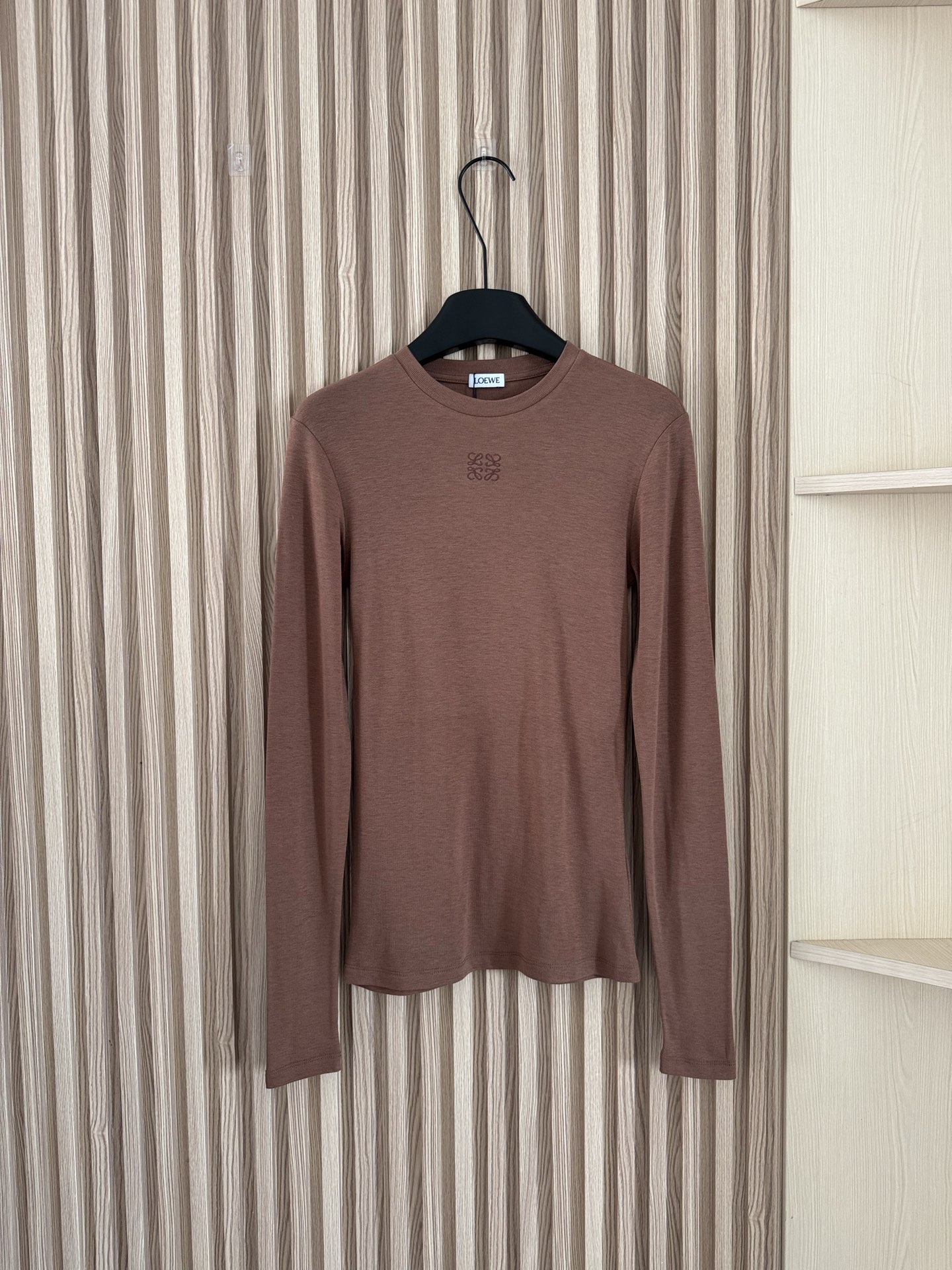 NO:457451,Loewe 25 autumn and winter new style, high-end old-money style Morandi color base shirt, long-sleeved T-shirt, elastic threaded fabric is soft and comfortable, embroidered with small embroidery logos in the same color, highlighting the brand's charm. The colors made this year are very special, very high-end old-money color matching, paired with linen pants and jeans!  A low-key and elegant item!  Three-color smlP, loro piana,loewe,jeans,tees,t-shirt,alexander wang19860909Loewe 25秋冬新款 高级老钱风莫兰迪色系打底衫长袖T恤 弹力螺纹面料软糯舒适,同色系刺绣小标识点缀,凸显品牌魅力.今年做的色系很特别,很高级老钱的配色,搭配亚麻裤牛仔裤绝啦！低调又不失优雅大气的单品！ 三色smlP,,loro piana,loewe,jeans,tees，t-shirt,alexander wang,Women's clothing