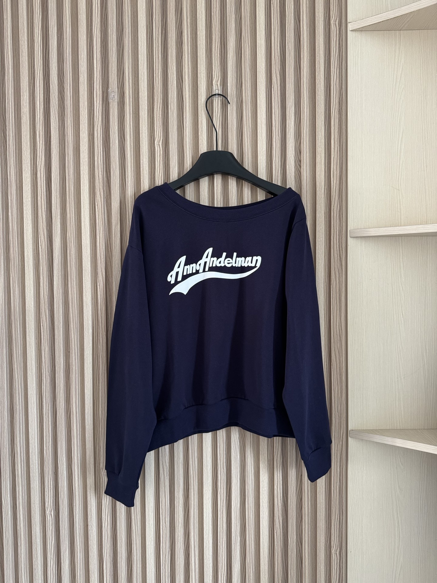 NO:489572,AnnAndelman 25 early autumn new style. Many celebrity bloggers really grasp the essence of fashion. They instantly have a lazy atmosphere when worn. The perfect shortness not only raises the body proportions, but also has super soft and skin-friendly fabrics. Two classic and versatile colors, easily get the same lazy and fashionable style of celebrities!  Two-color SML, alexander wang19860909AnnAndelman 25早秋新款 超多明星博主同款真的狠狠拿捏住时尚精髓 穿上瞬间拥有慵懒氛围感,恰到好处的短,不仅拉高身材比例,它的面料超级柔软亲肤,两个经典又百搭的颜色,轻松get明星同款慵懒时髦感！两色SML,,alexander wang,Women's clothing