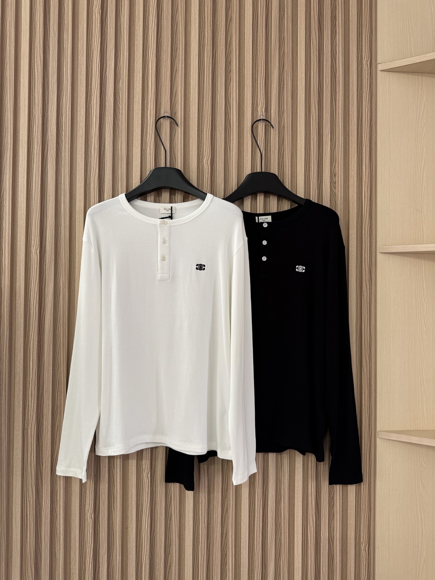 NO:459408,Celine 25 autumn and winter new style, hot Henry long-sleeved T-shirt, pit striped fine lines pure cotton material, comfortable and skin-friendly, two-color SML, celine,tees, t-shirt, alexander wang19860909Celine 25秋冬新款 爆款亨利长袖T恤 坑条细纹纯棉材质 舒适亲肤 两色SML,,celine,tees，t-shirt,alexander wang,Women's clothing